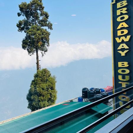 Luxury Stay At Hotel Broadway Boutique Mall Road Chowrasta Near Mahakal Temple ดาร์จีลิง ภายนอก รูปภาพ