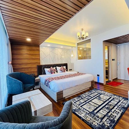 Luxury Stay At Hotel Broadway Boutique Mall Road Chowrasta Near Mahakal Temple ดาร์จีลิง ภายนอก รูปภาพ