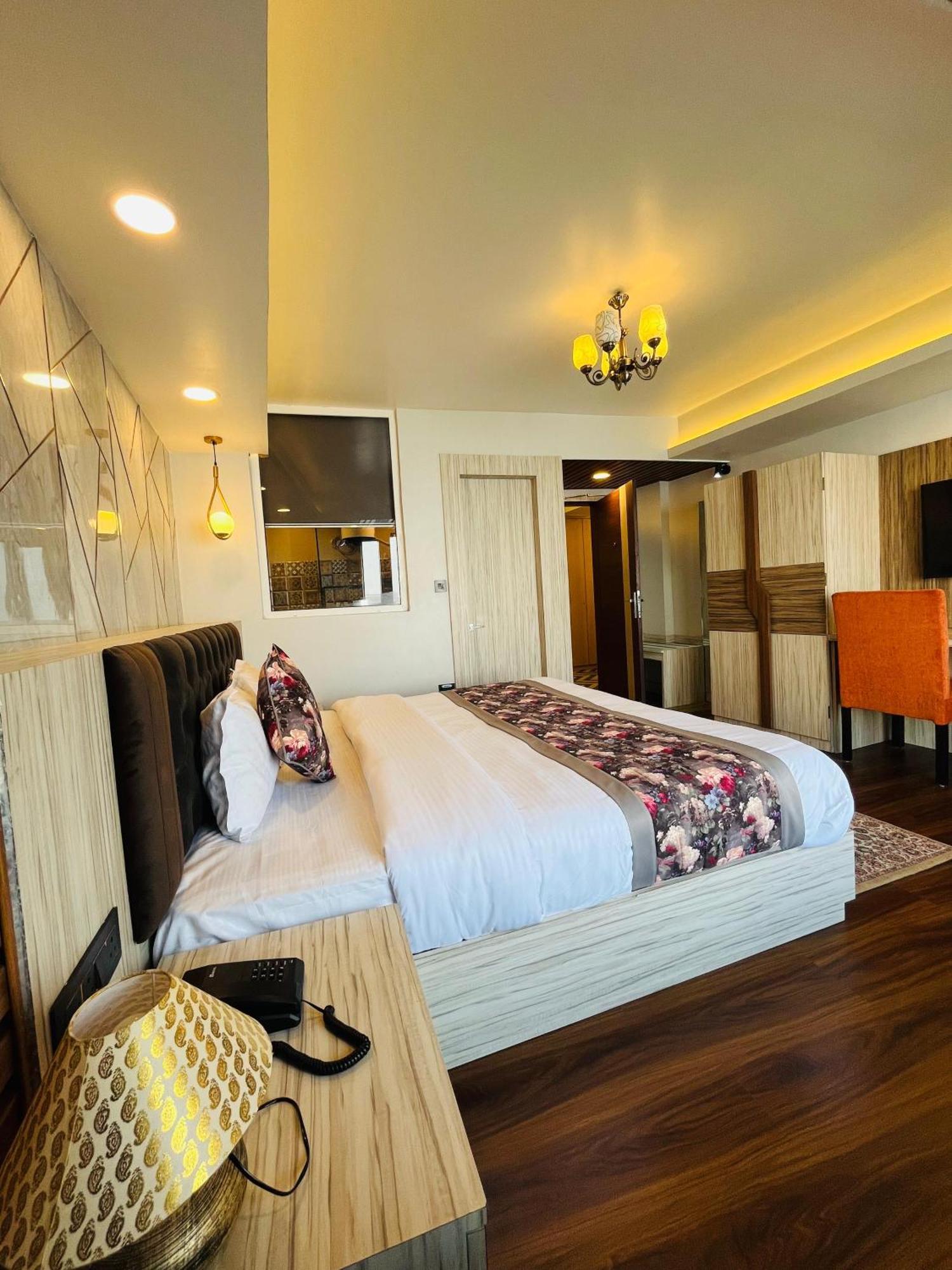 Luxury Stay At Hotel Broadway Boutique Mall Road Chowrasta Near Mahakal Temple ดาร์จีลิง ภายนอก รูปภาพ