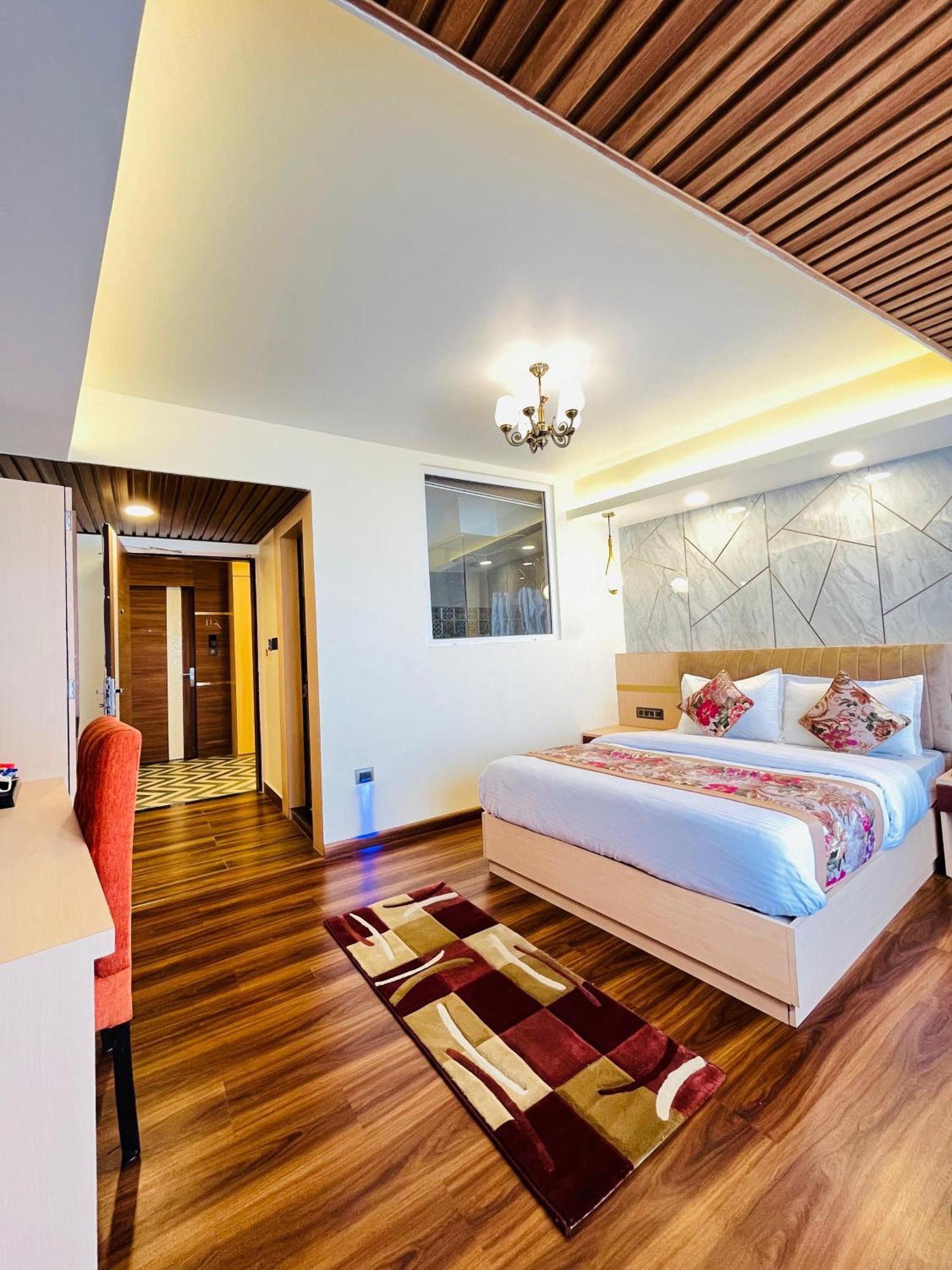 Luxury Stay At Hotel Broadway Boutique Mall Road Chowrasta Near Mahakal Temple ดาร์จีลิง ภายนอก รูปภาพ