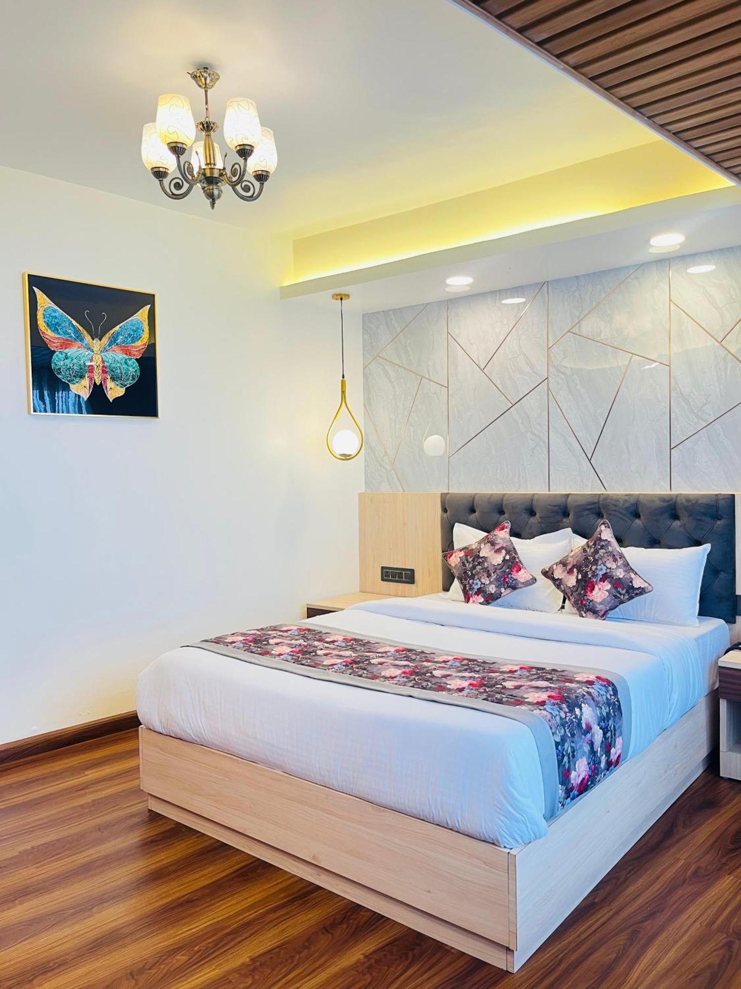 Luxury Stay At Hotel Broadway Boutique Mall Road Chowrasta Near Mahakal Temple ดาร์จีลิง ภายนอก รูปภาพ