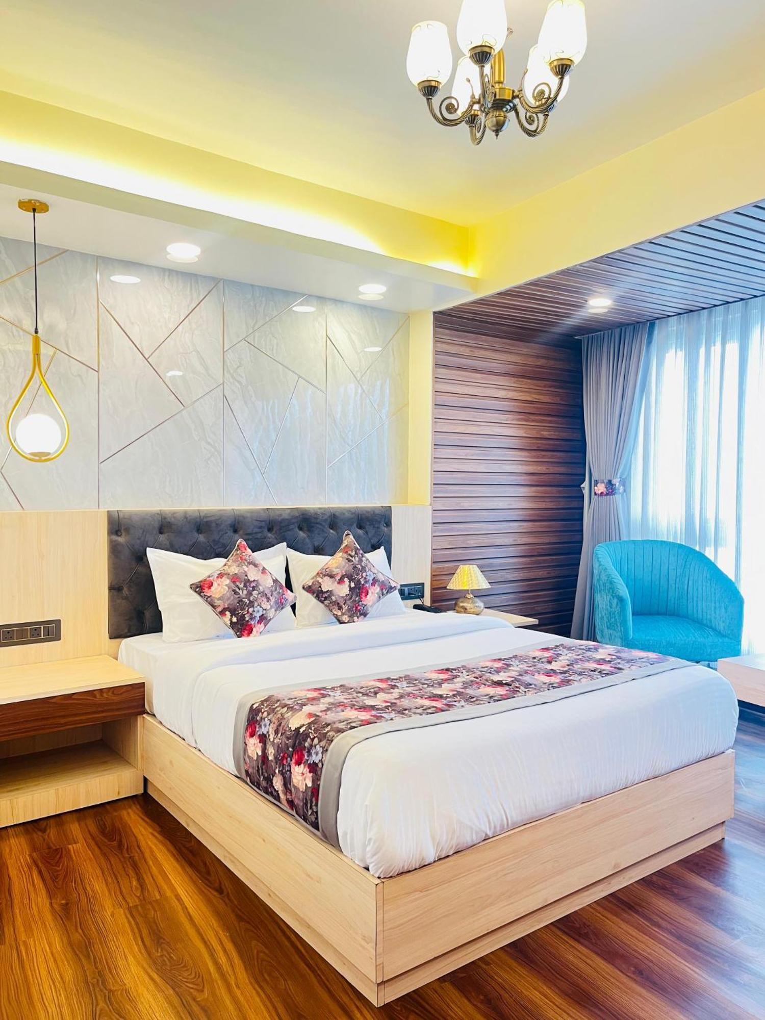 Luxury Stay At Hotel Broadway Boutique Mall Road Chowrasta Near Mahakal Temple ดาร์จีลิง ภายนอก รูปภาพ