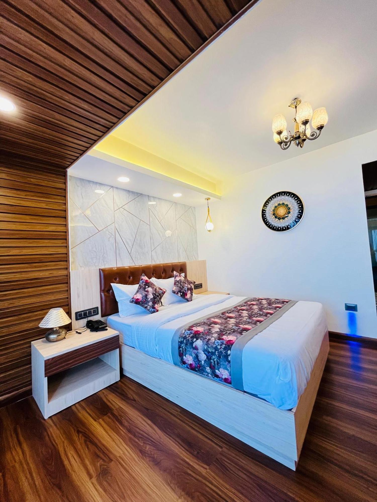 Luxury Stay At Hotel Broadway Boutique Mall Road Chowrasta Near Mahakal Temple ดาร์จีลิง ภายนอก รูปภาพ