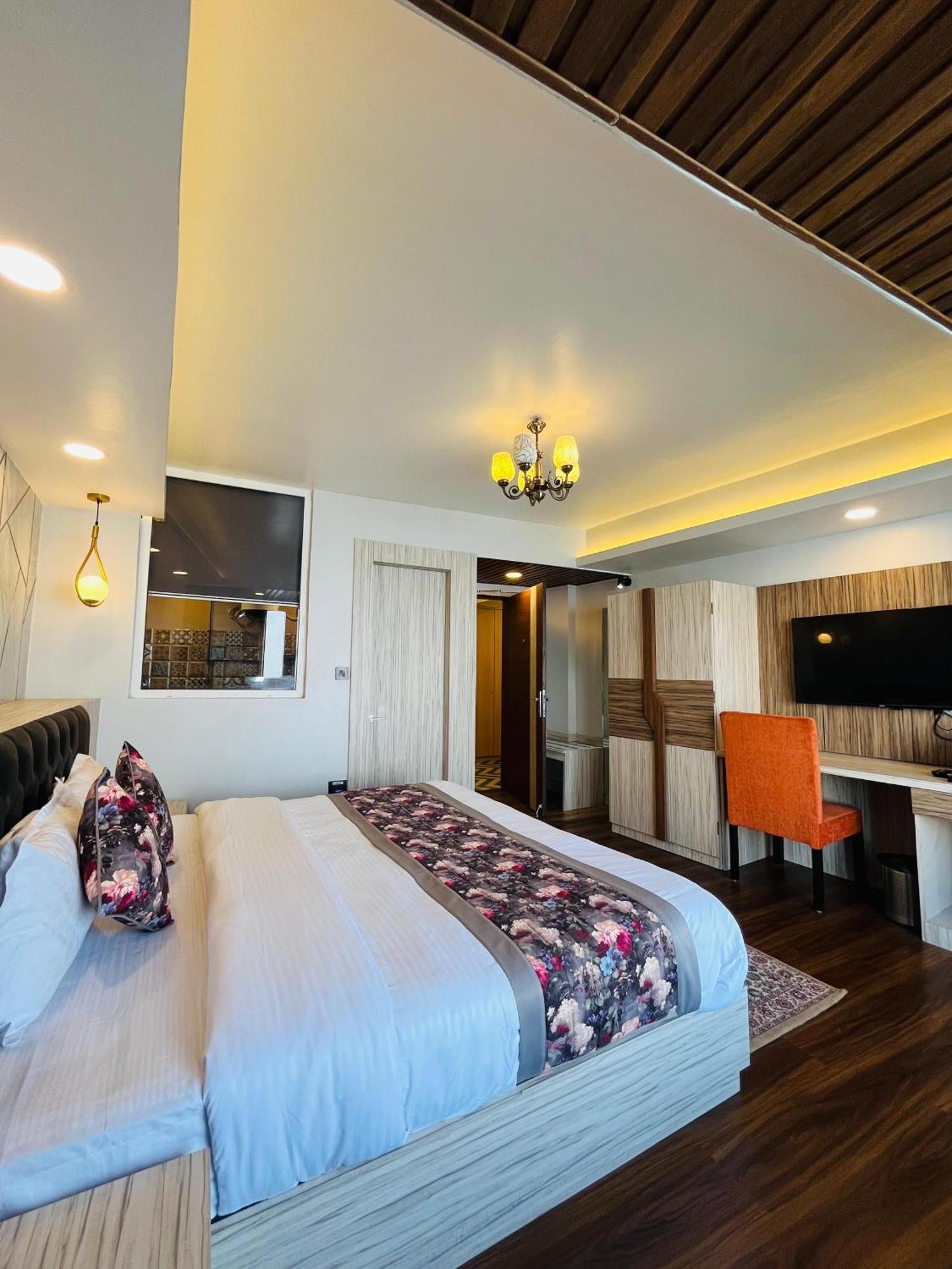 Luxury Stay At Hotel Broadway Boutique Mall Road Chowrasta Near Mahakal Temple ดาร์จีลิง ภายนอก รูปภาพ