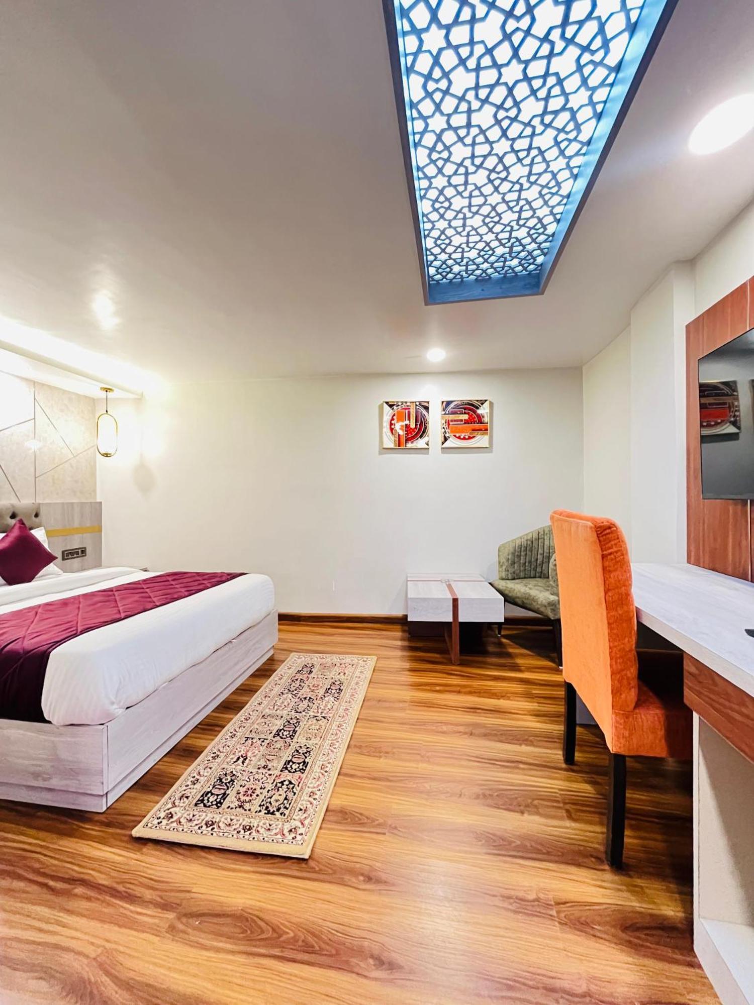 Luxury Stay At Hotel Broadway Boutique Mall Road Chowrasta Near Mahakal Temple ดาร์จีลิง ภายนอก รูปภาพ