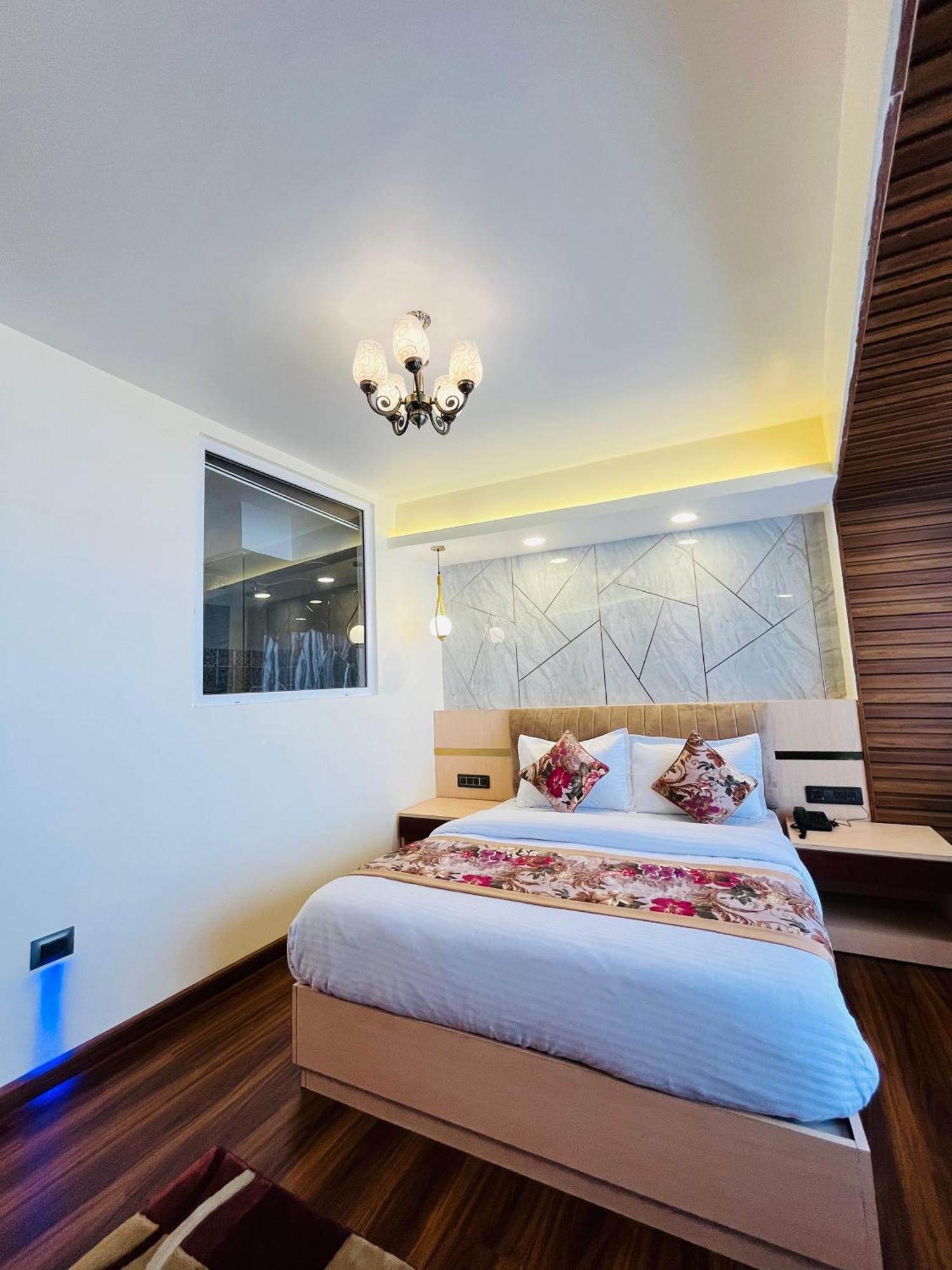 Luxury Stay At Hotel Broadway Boutique Mall Road Chowrasta Near Mahakal Temple ดาร์จีลิง ภายนอก รูปภาพ