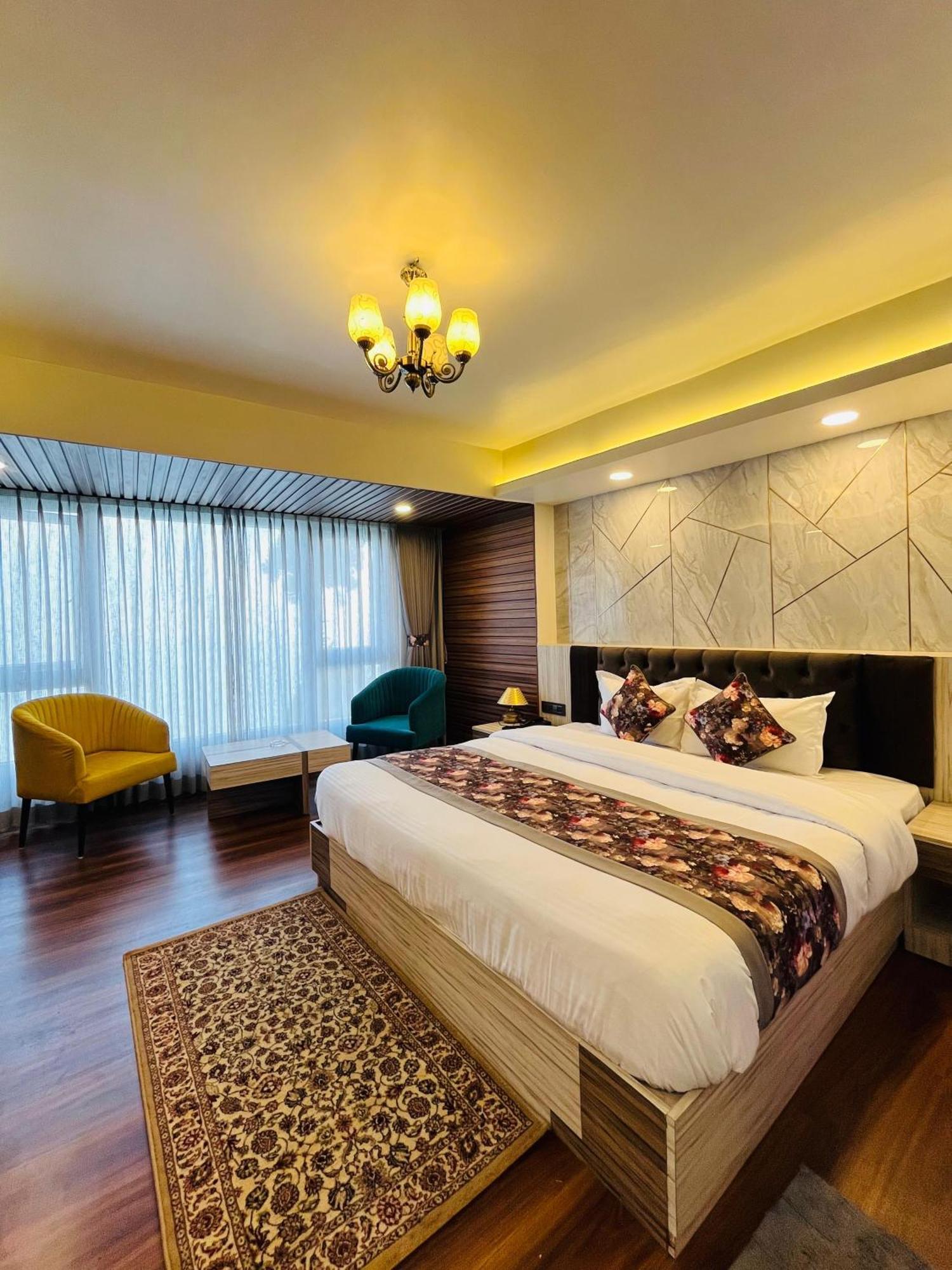 Luxury Stay At Hotel Broadway Boutique Mall Road Chowrasta Near Mahakal Temple ดาร์จีลิง ภายนอก รูปภาพ