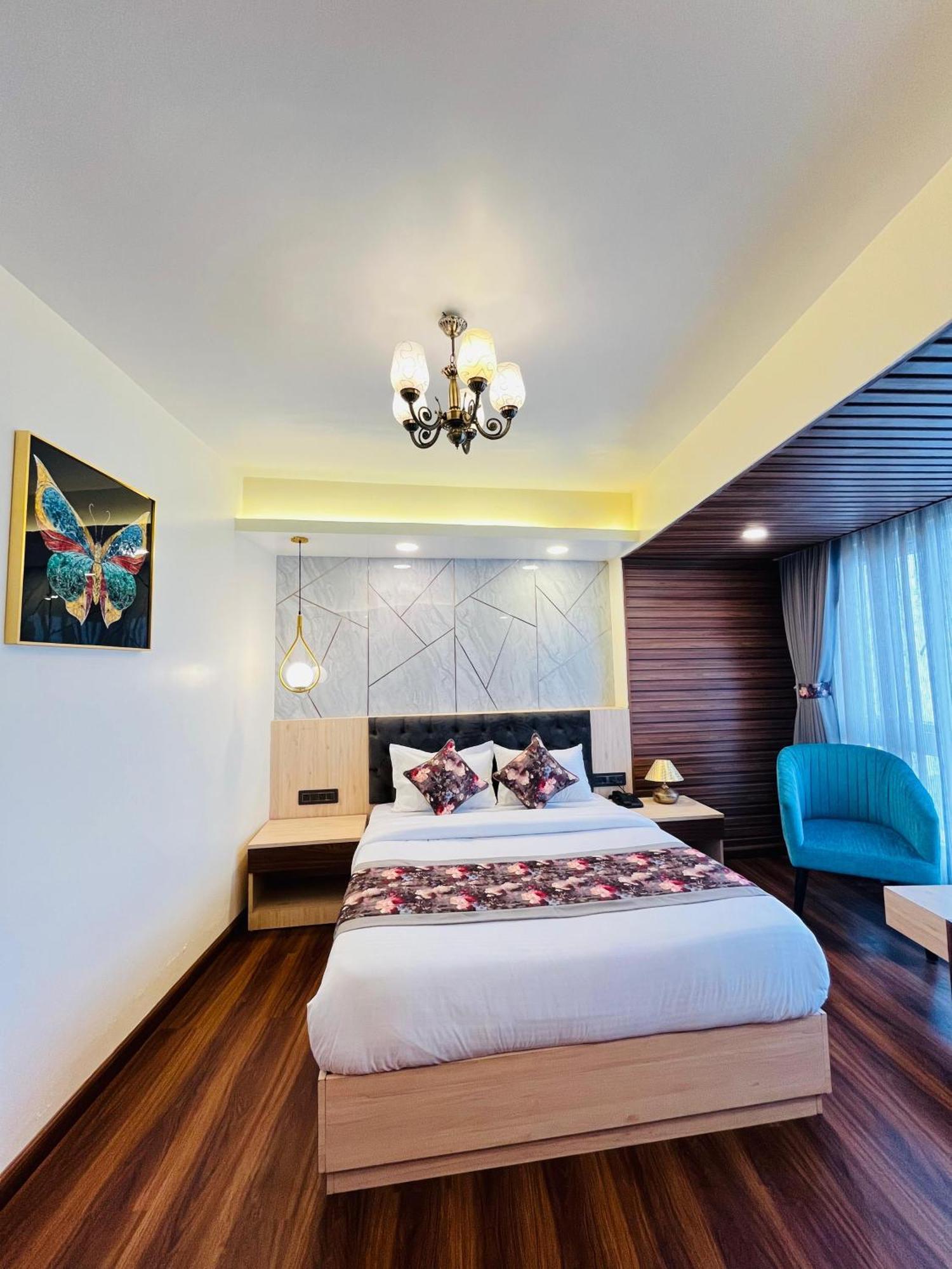 Luxury Stay At Hotel Broadway Boutique Mall Road Chowrasta Near Mahakal Temple ดาร์จีลิง ภายนอก รูปภาพ