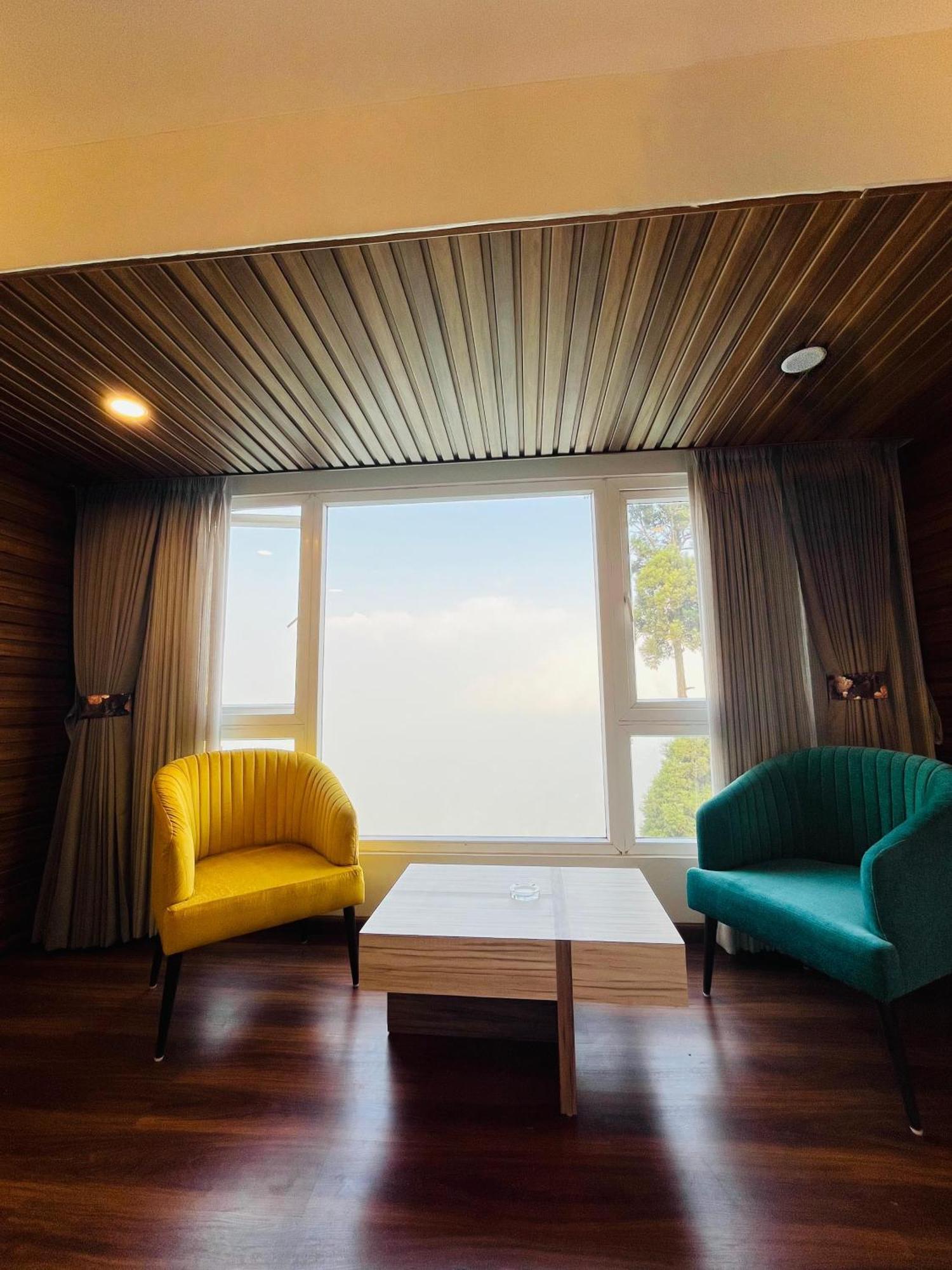Luxury Stay At Hotel Broadway Boutique Mall Road Chowrasta Near Mahakal Temple ดาร์จีลิง ภายนอก รูปภาพ