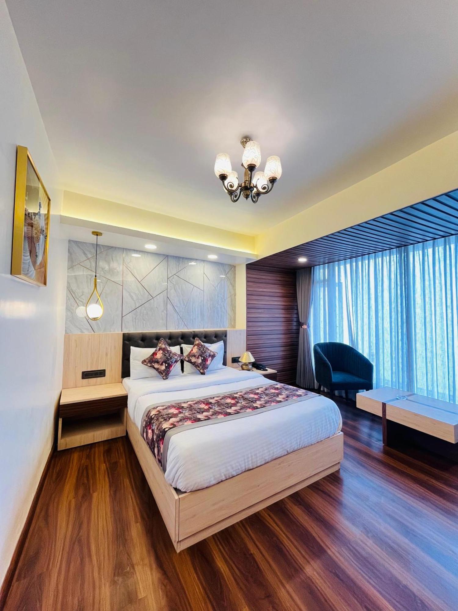 Luxury Stay At Hotel Broadway Boutique Mall Road Chowrasta Near Mahakal Temple ดาร์จีลิง ภายนอก รูปภาพ
