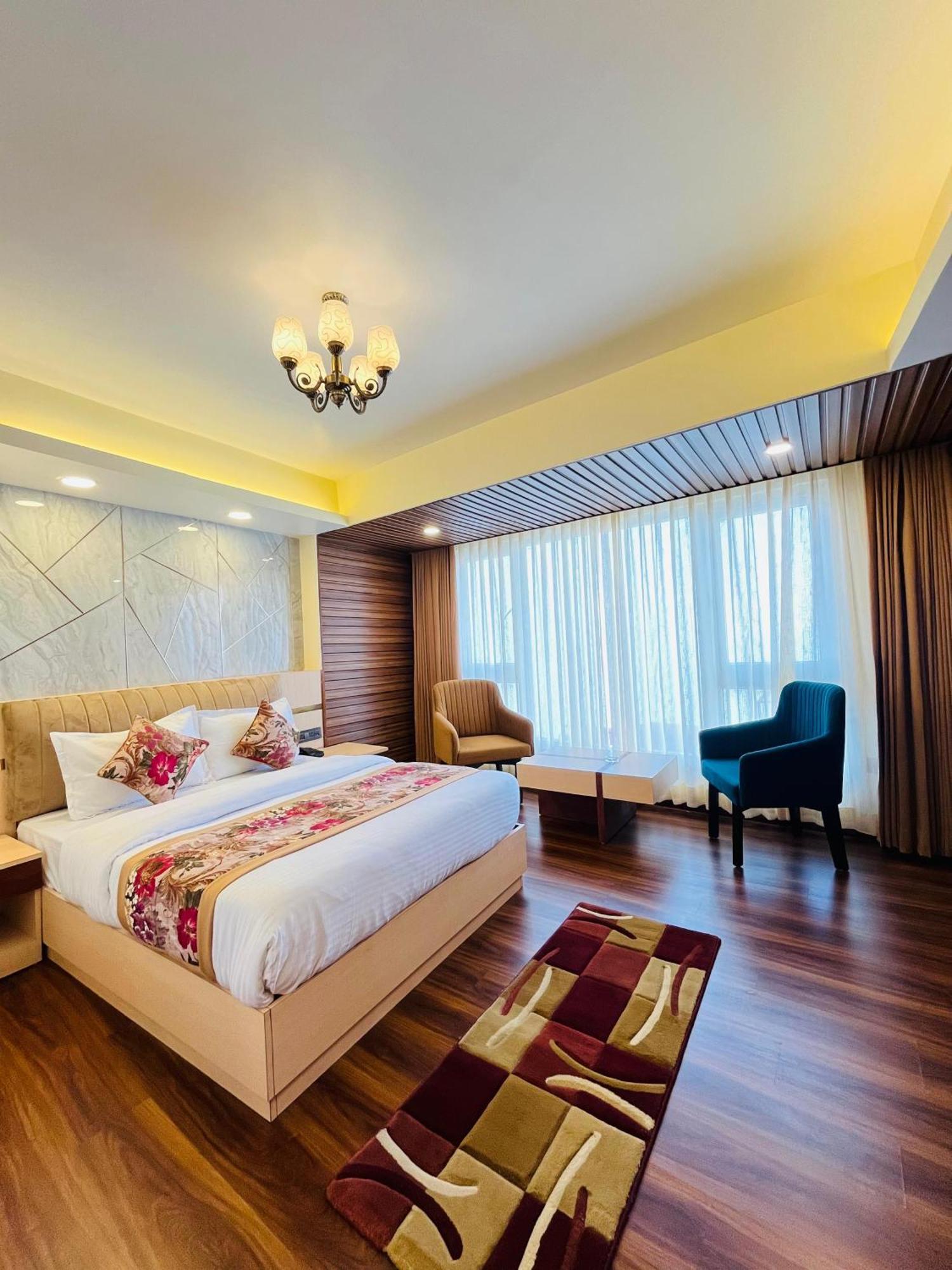 Luxury Stay At Hotel Broadway Boutique Mall Road Chowrasta Near Mahakal Temple ดาร์จีลิง ภายนอก รูปภาพ