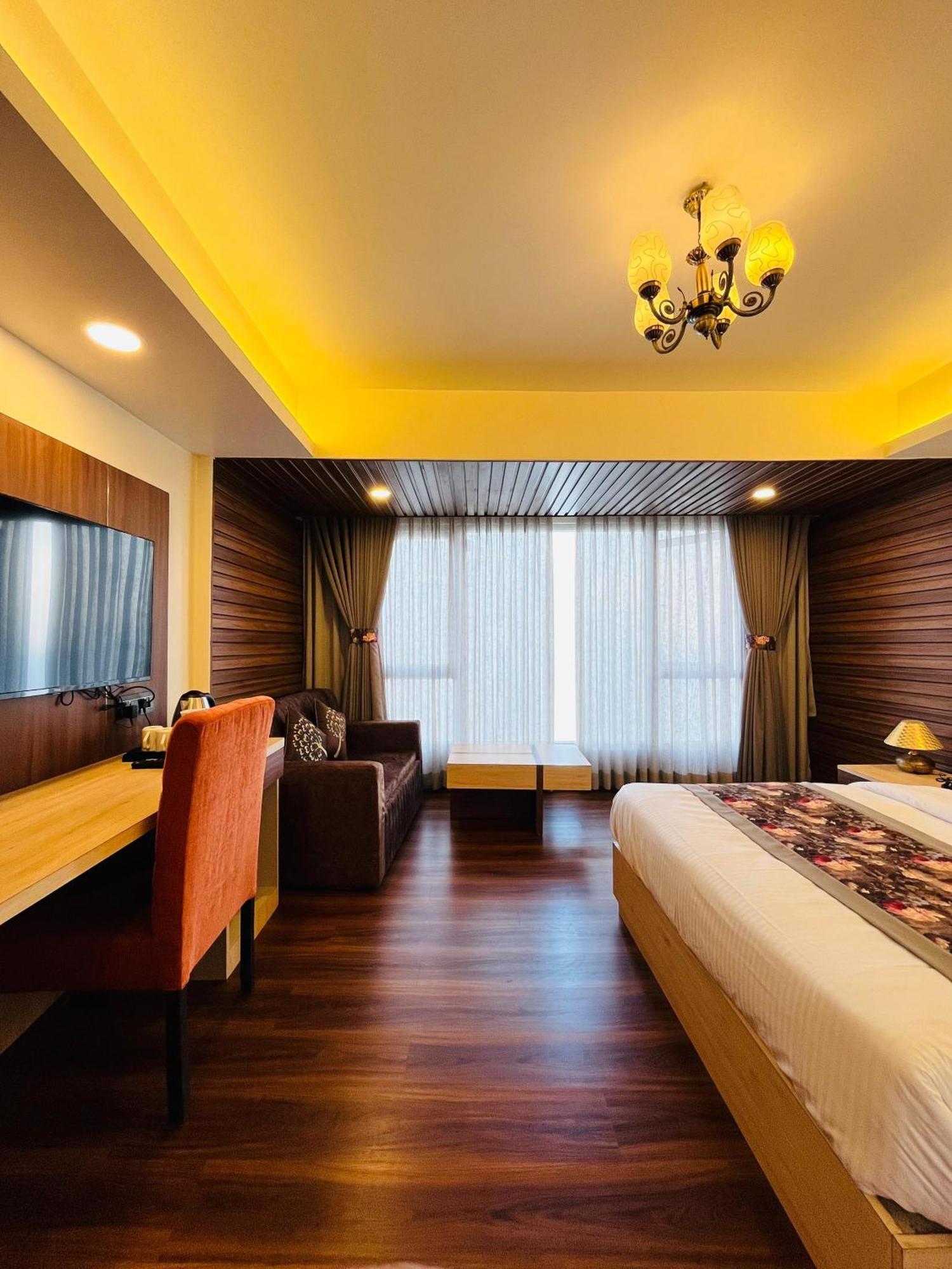 Luxury Stay At Hotel Broadway Boutique Mall Road Chowrasta Near Mahakal Temple ดาร์จีลิง ภายนอก รูปภาพ