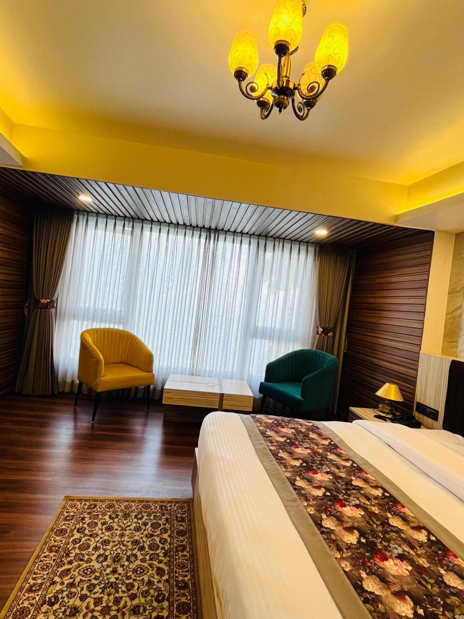 Luxury Stay At Hotel Broadway Boutique Mall Road Chowrasta Near Mahakal Temple ดาร์จีลิง ภายนอก รูปภาพ