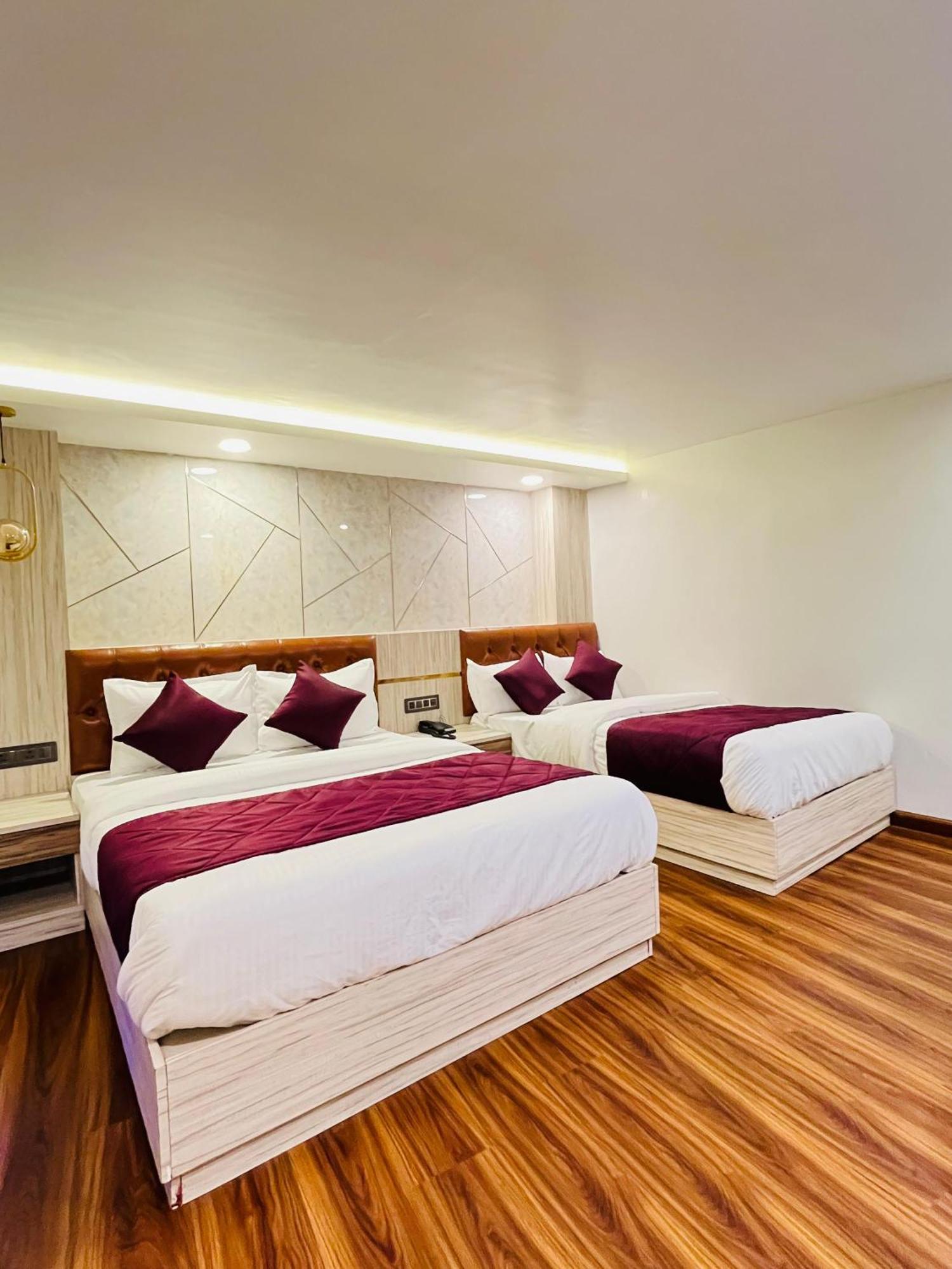 Luxury Stay At Hotel Broadway Boutique Mall Road Chowrasta Near Mahakal Temple ดาร์จีลิง ภายนอก รูปภาพ