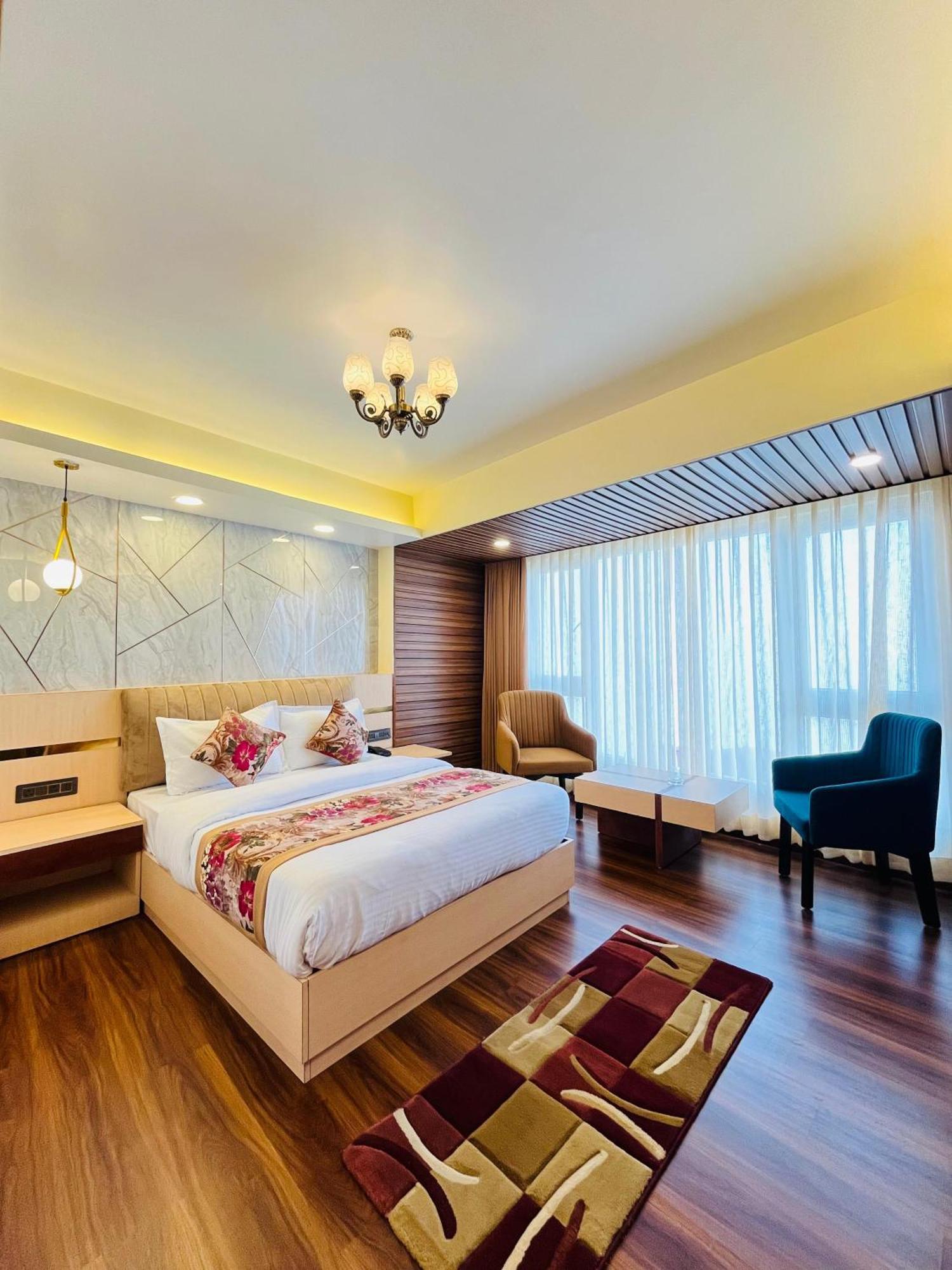 Luxury Stay At Hotel Broadway Boutique Mall Road Chowrasta Near Mahakal Temple ดาร์จีลิง ภายนอก รูปภาพ