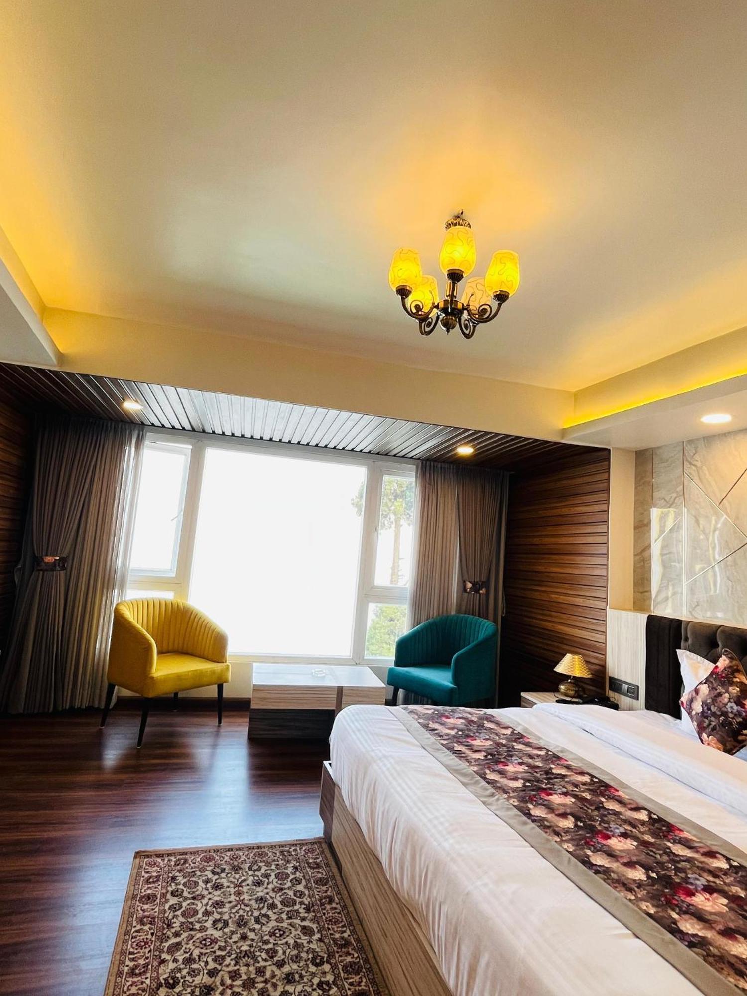 Luxury Stay At Hotel Broadway Boutique Mall Road Chowrasta Near Mahakal Temple ดาร์จีลิง ภายนอก รูปภาพ