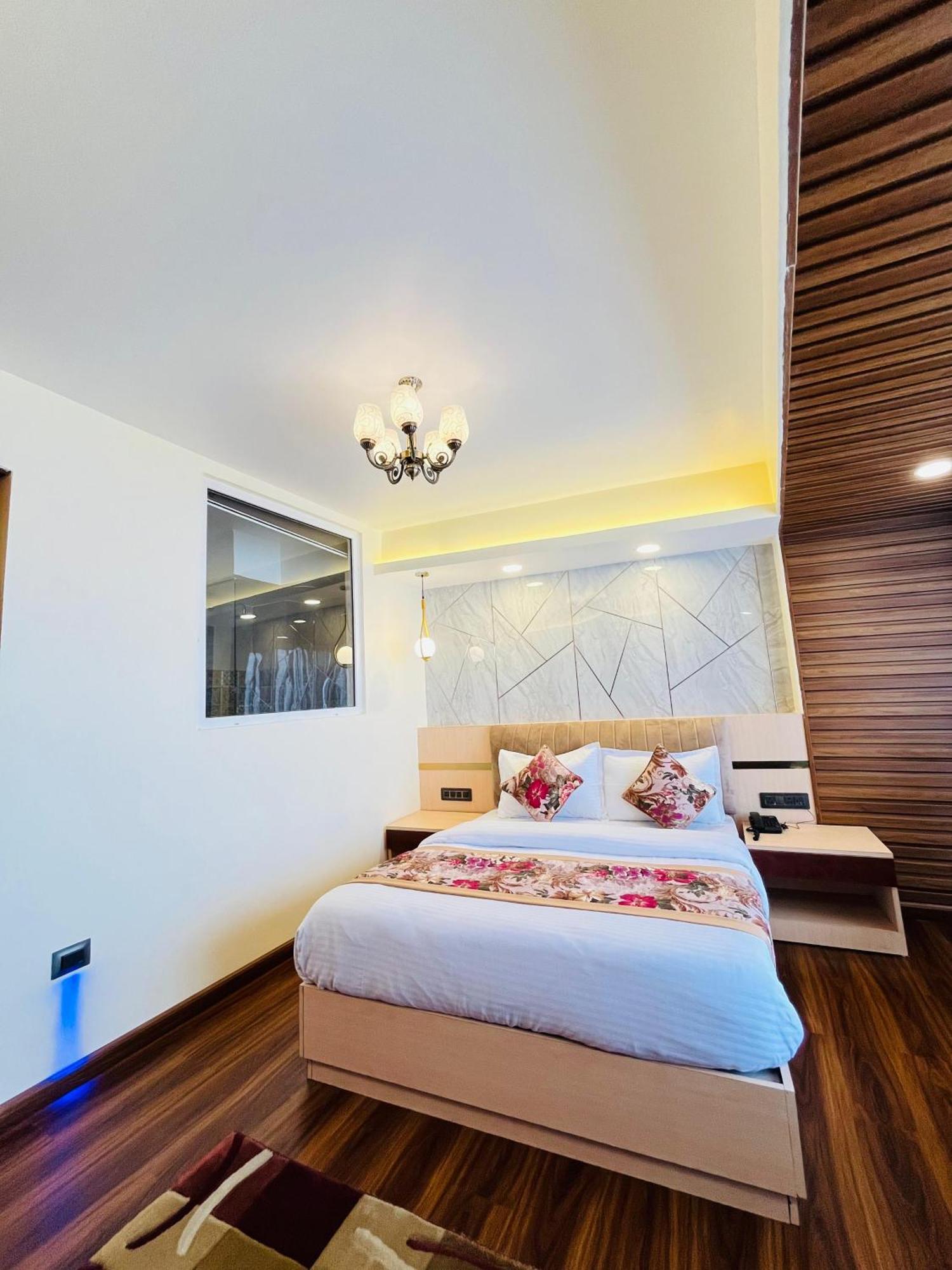 Luxury Stay At Hotel Broadway Boutique Mall Road Chowrasta Near Mahakal Temple ดาร์จีลิง ภายนอก รูปภาพ