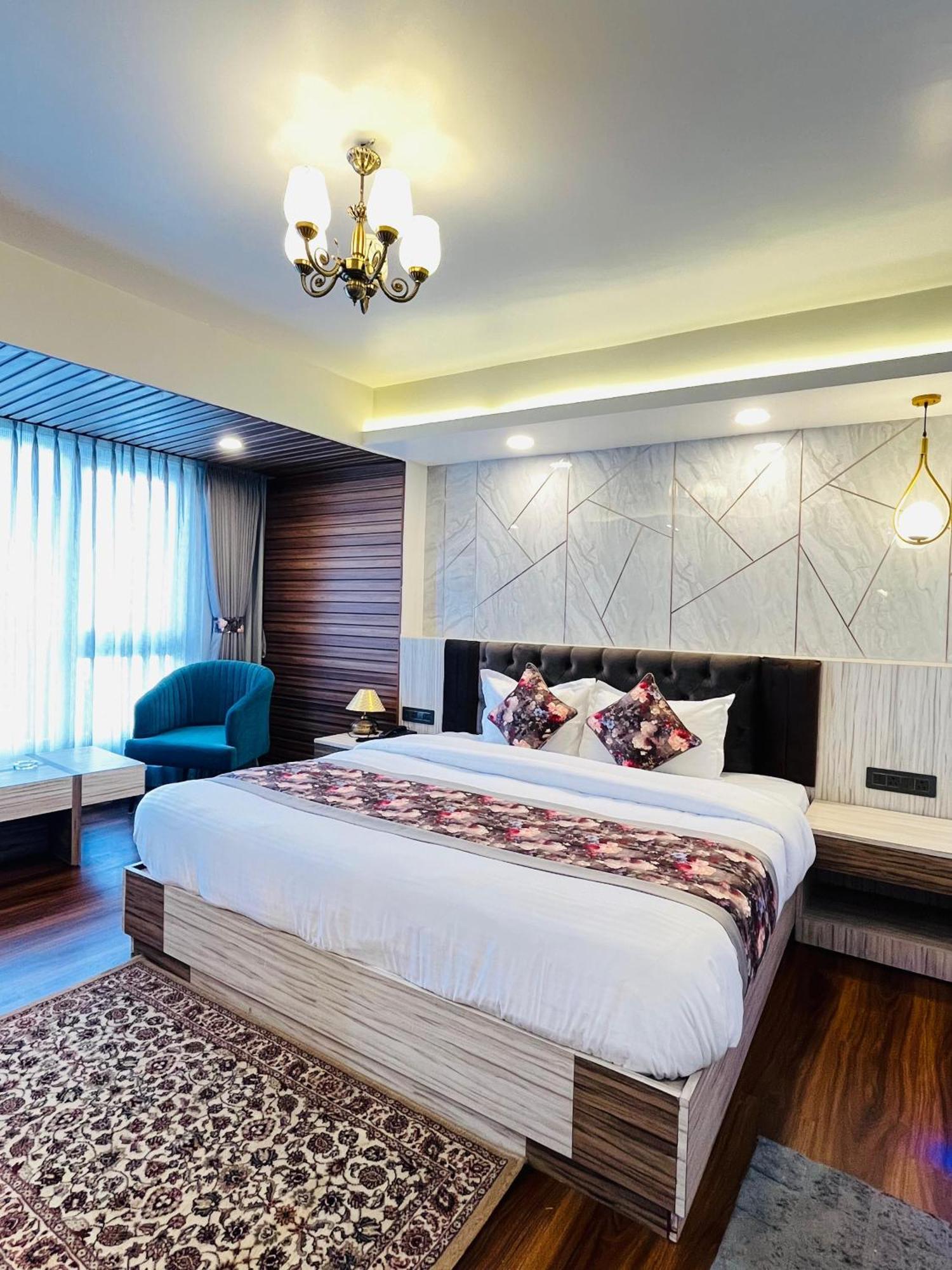 Luxury Stay At Hotel Broadway Boutique Mall Road Chowrasta Near Mahakal Temple ดาร์จีลิง ภายนอก รูปภาพ