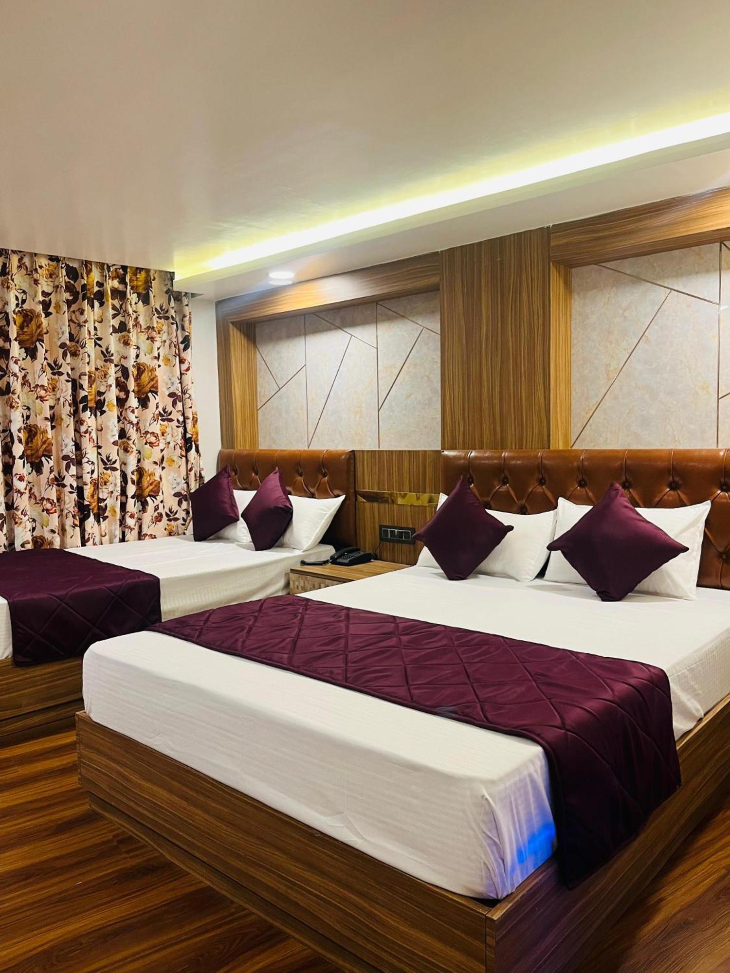 Luxury Stay At Hotel Broadway Boutique Mall Road Chowrasta Near Mahakal Temple ดาร์จีลิง ภายนอก รูปภาพ