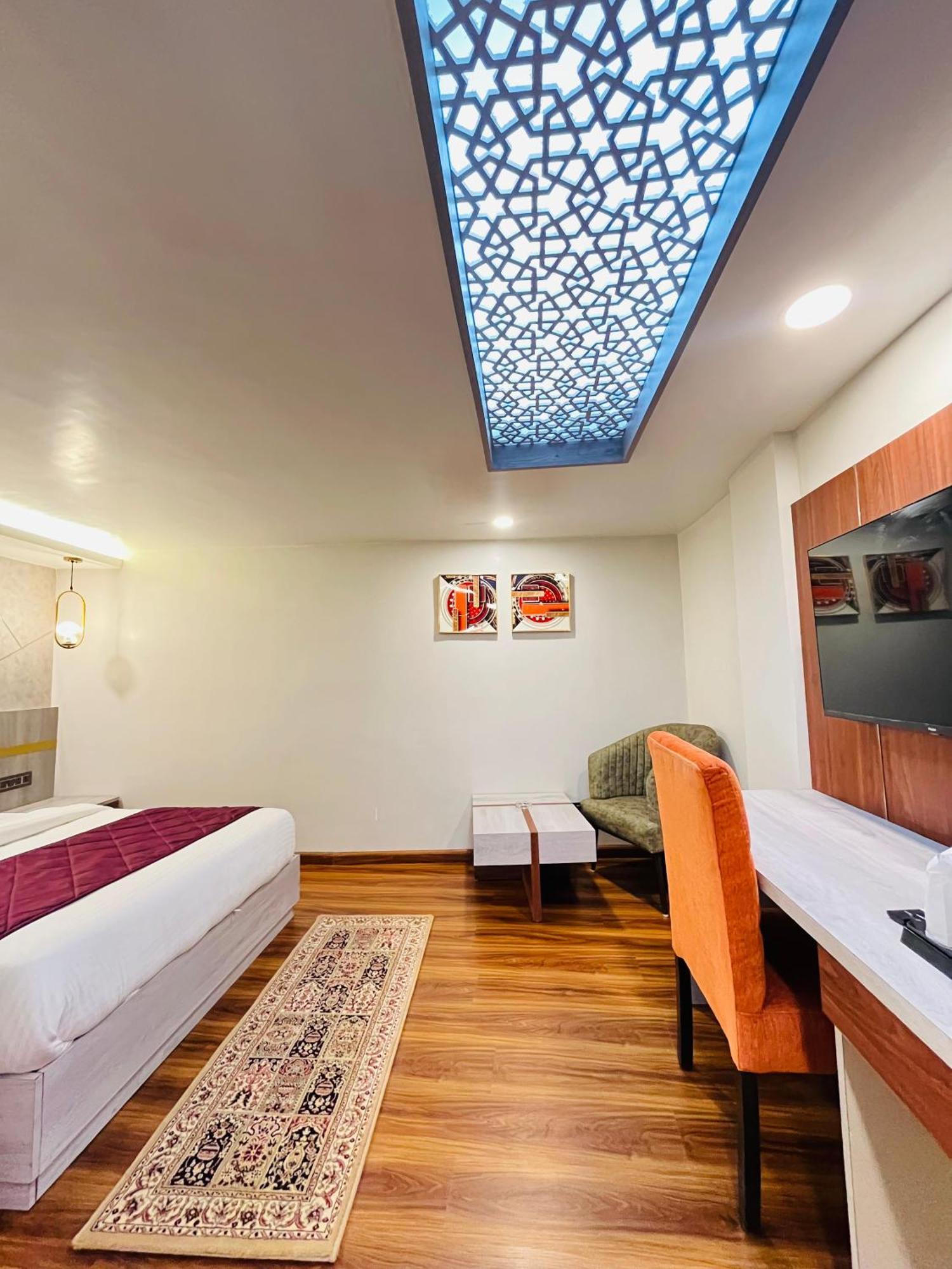 Luxury Stay At Hotel Broadway Boutique Mall Road Chowrasta Near Mahakal Temple ดาร์จีลิง ภายนอก รูปภาพ
