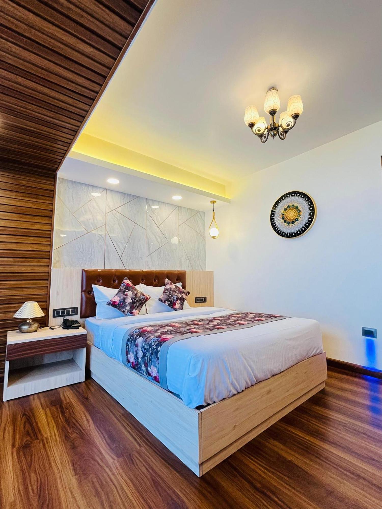 Luxury Stay At Hotel Broadway Boutique Mall Road Chowrasta Near Mahakal Temple ดาร์จีลิง ภายนอก รูปภาพ