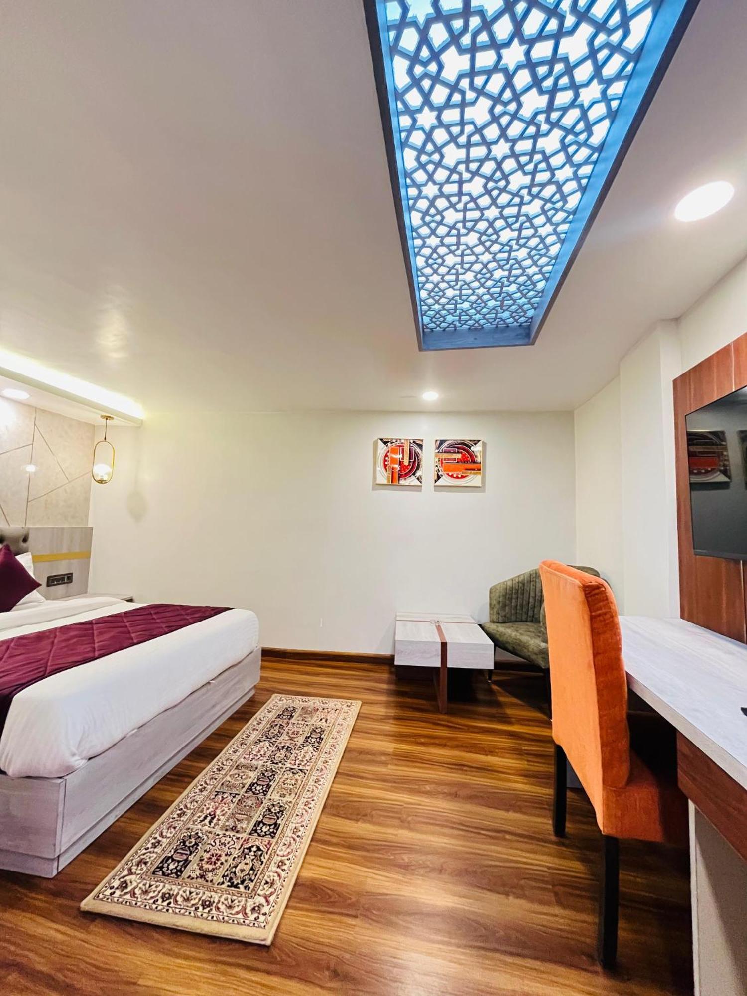 Luxury Stay At Hotel Broadway Boutique Mall Road Chowrasta Near Mahakal Temple ดาร์จีลิง ภายนอก รูปภาพ