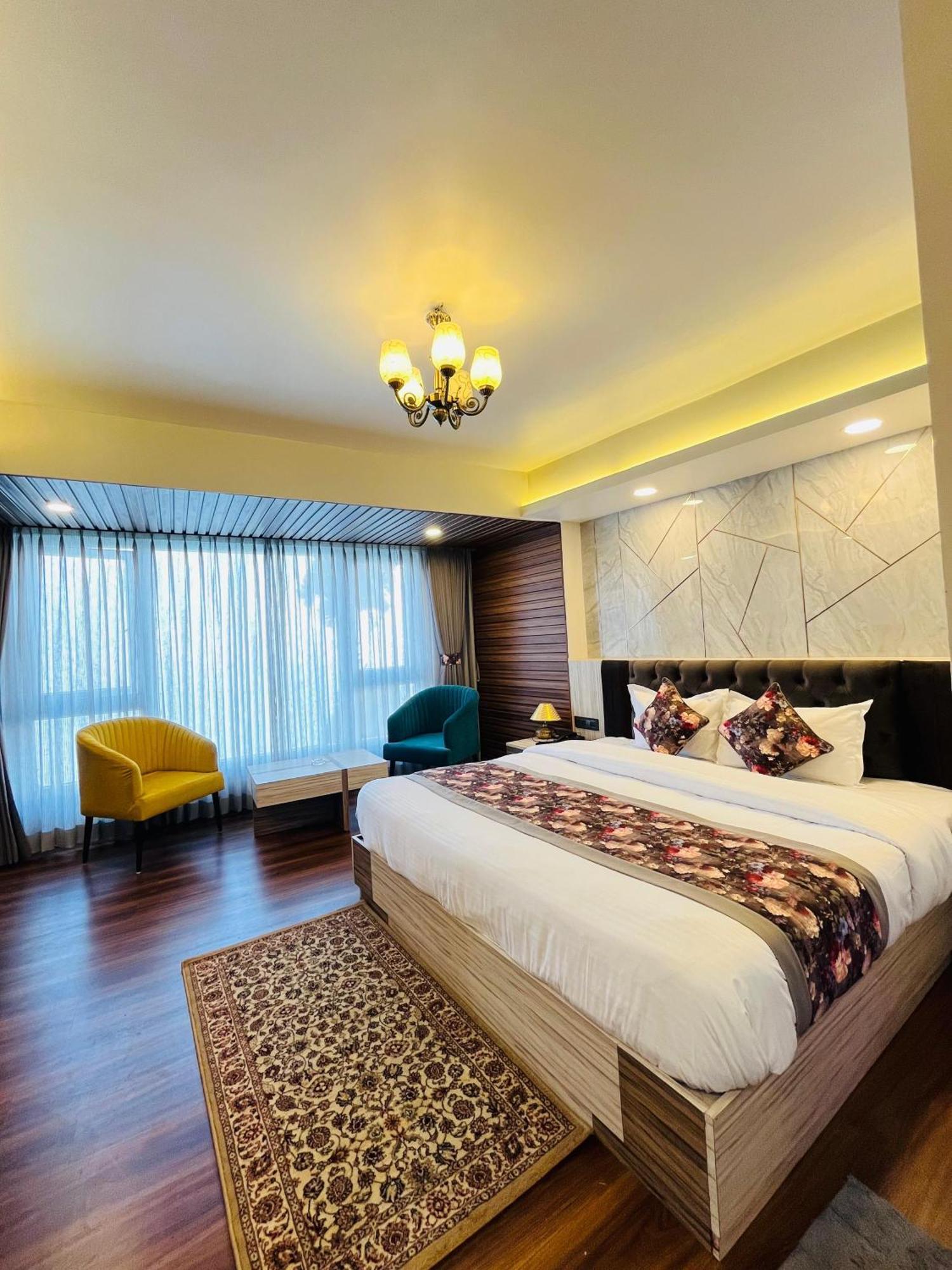 Luxury Stay At Hotel Broadway Boutique Mall Road Chowrasta Near Mahakal Temple ดาร์จีลิง ภายนอก รูปภาพ