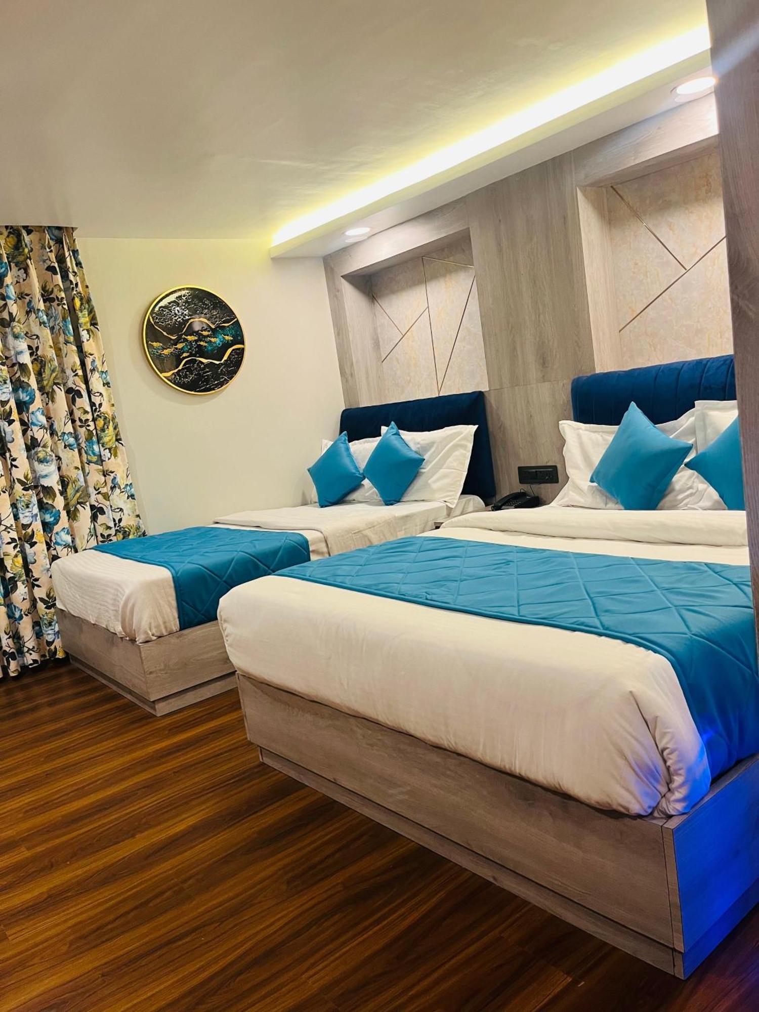 Luxury Stay At Hotel Broadway Boutique Mall Road Chowrasta Near Mahakal Temple ดาร์จีลิง ภายนอก รูปภาพ