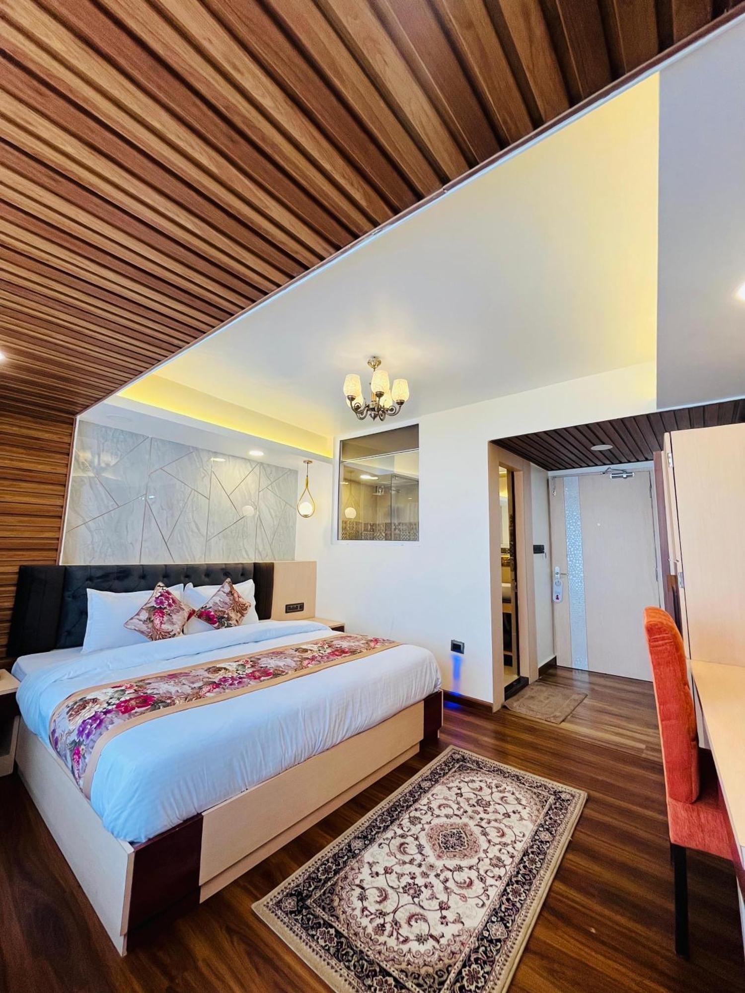 Luxury Stay At Hotel Broadway Boutique Mall Road Chowrasta Near Mahakal Temple ดาร์จีลิง ภายนอก รูปภาพ