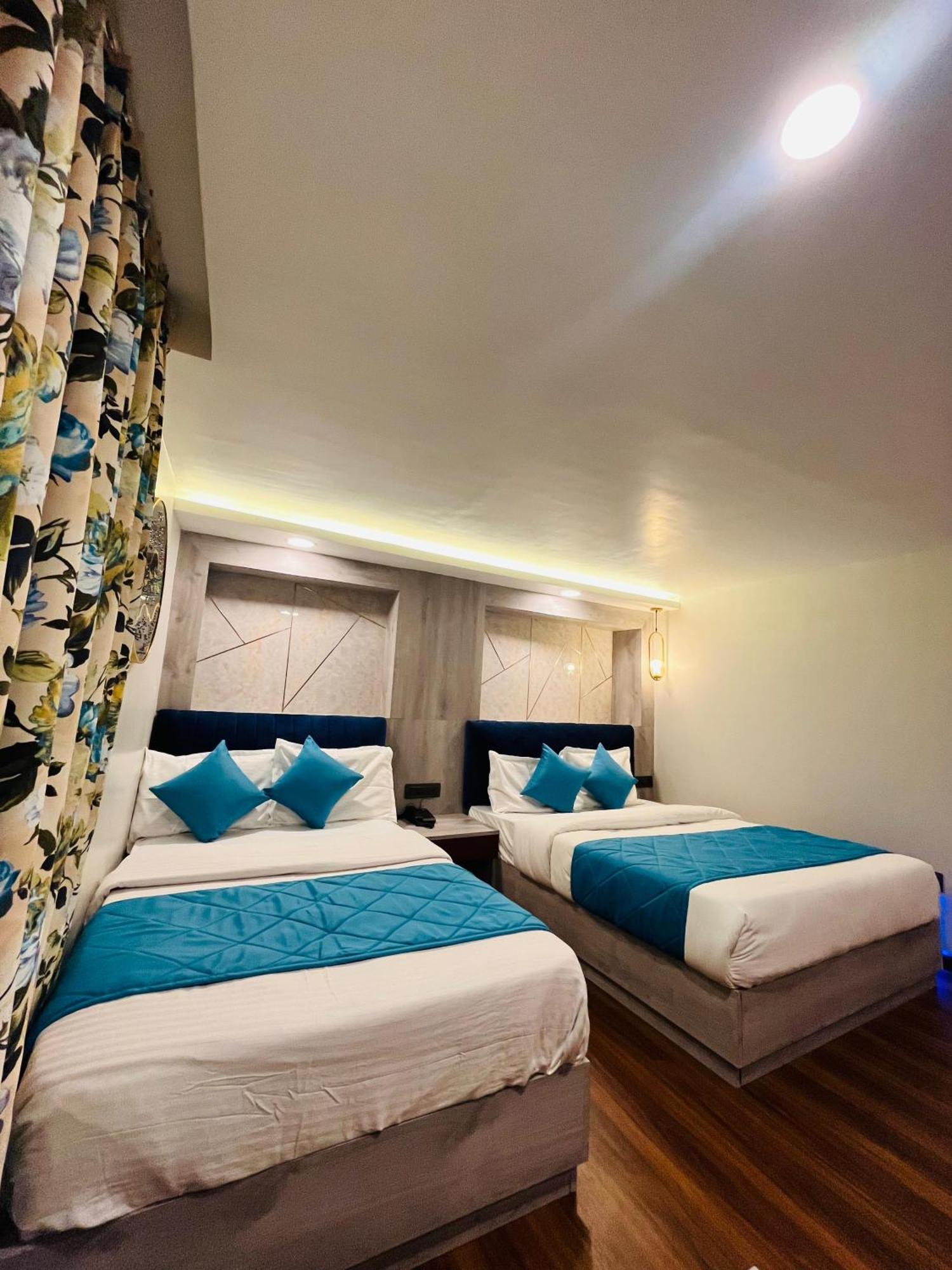 Luxury Stay At Hotel Broadway Boutique Mall Road Chowrasta Near Mahakal Temple ดาร์จีลิง ภายนอก รูปภาพ