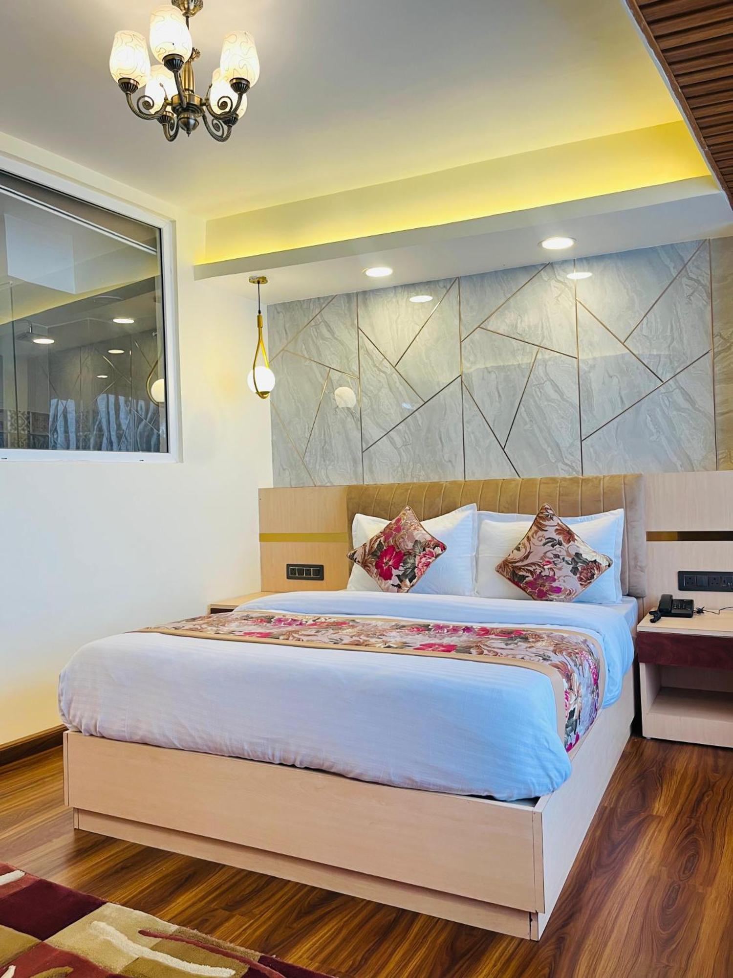 Luxury Stay At Hotel Broadway Boutique Mall Road Chowrasta Near Mahakal Temple ดาร์จีลิง ภายนอก รูปภาพ