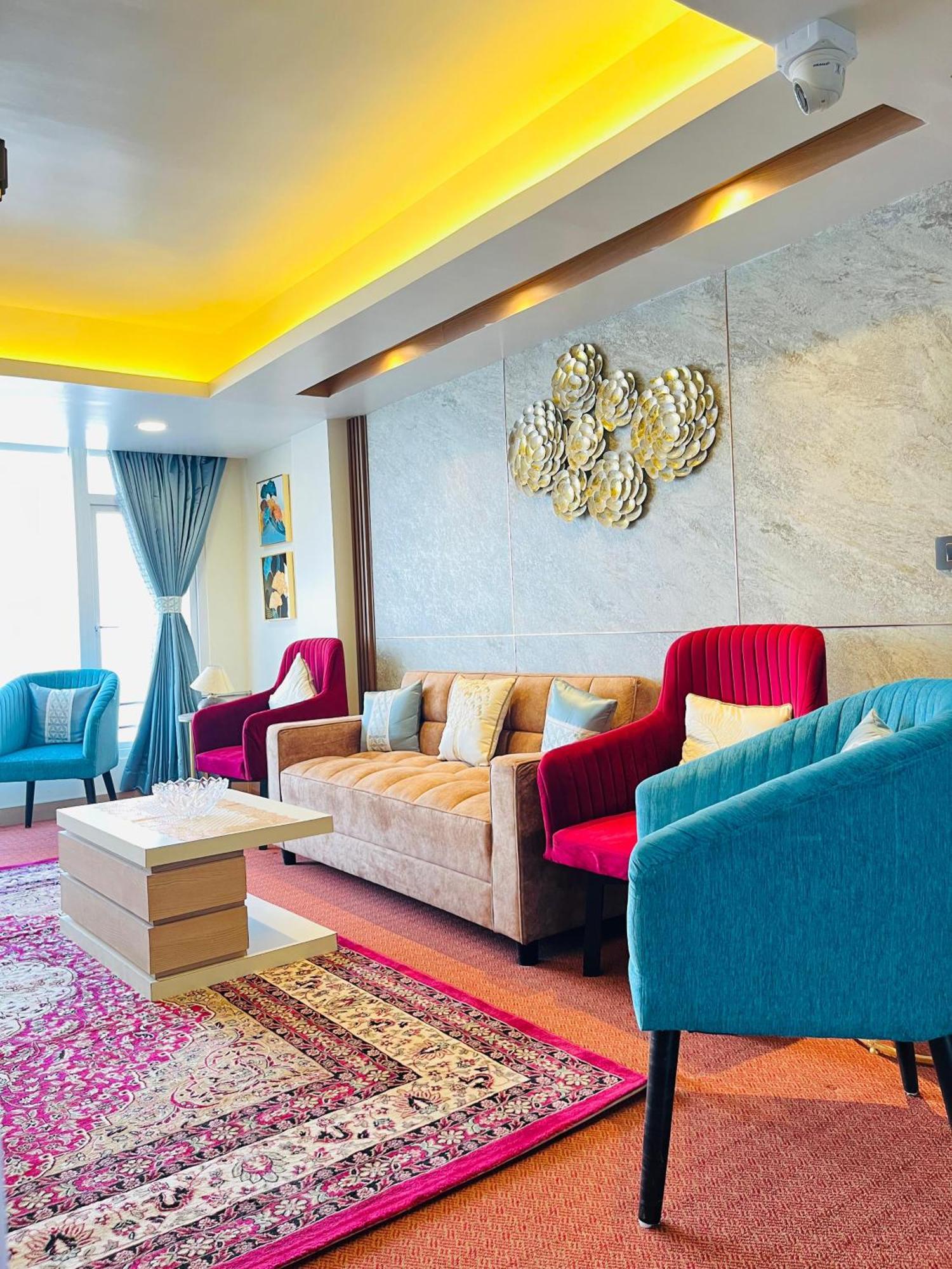 Luxury Stay At Hotel Broadway Boutique Mall Road Chowrasta Near Mahakal Temple ดาร์จีลิง ภายนอก รูปภาพ
