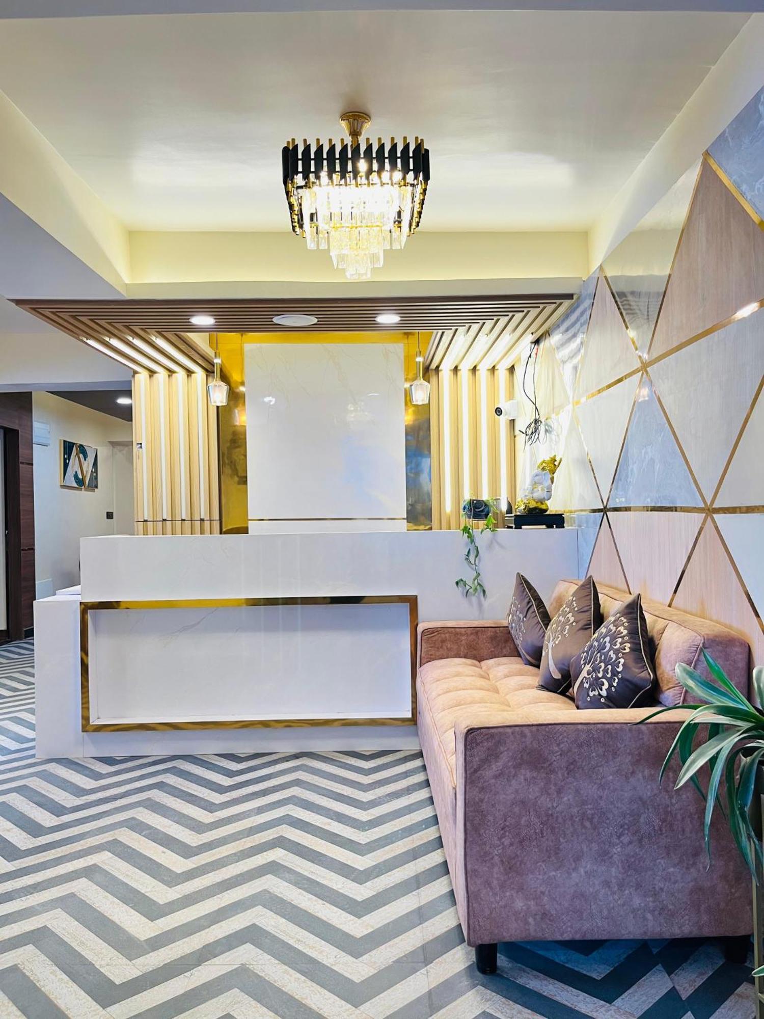 Luxury Stay At Hotel Broadway Boutique Mall Road Chowrasta Near Mahakal Temple ดาร์จีลิง ภายนอก รูปภาพ