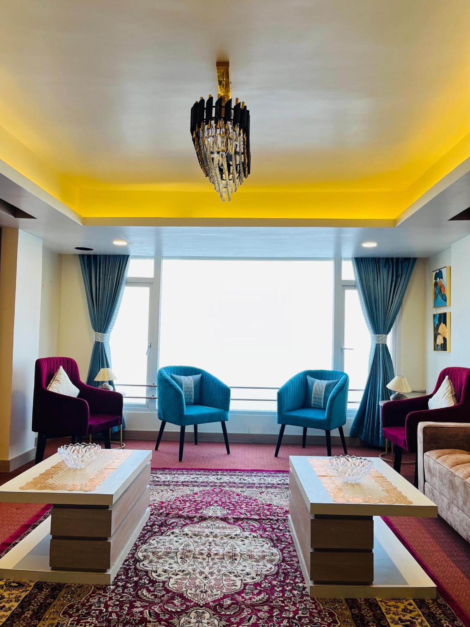 Luxury Stay At Hotel Broadway Boutique Mall Road Chowrasta Near Mahakal Temple ดาร์จีลิง ภายนอก รูปภาพ