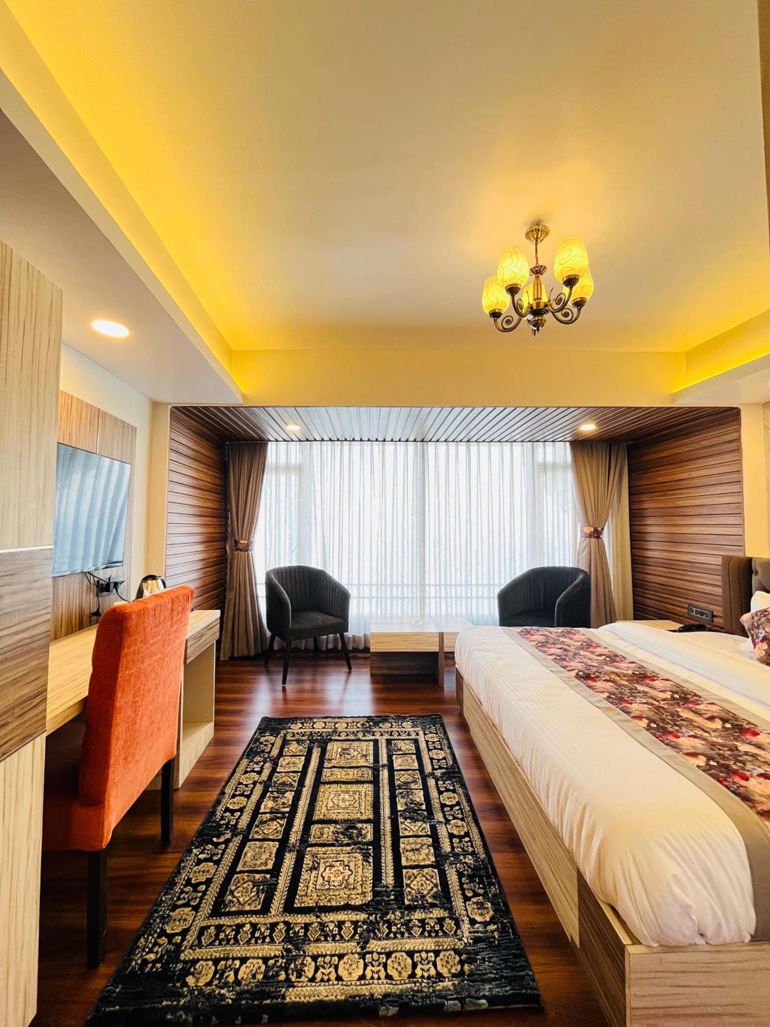 Luxury Stay At Hotel Broadway Boutique Mall Road Chowrasta Near Mahakal Temple ดาร์จีลิง ภายนอก รูปภาพ