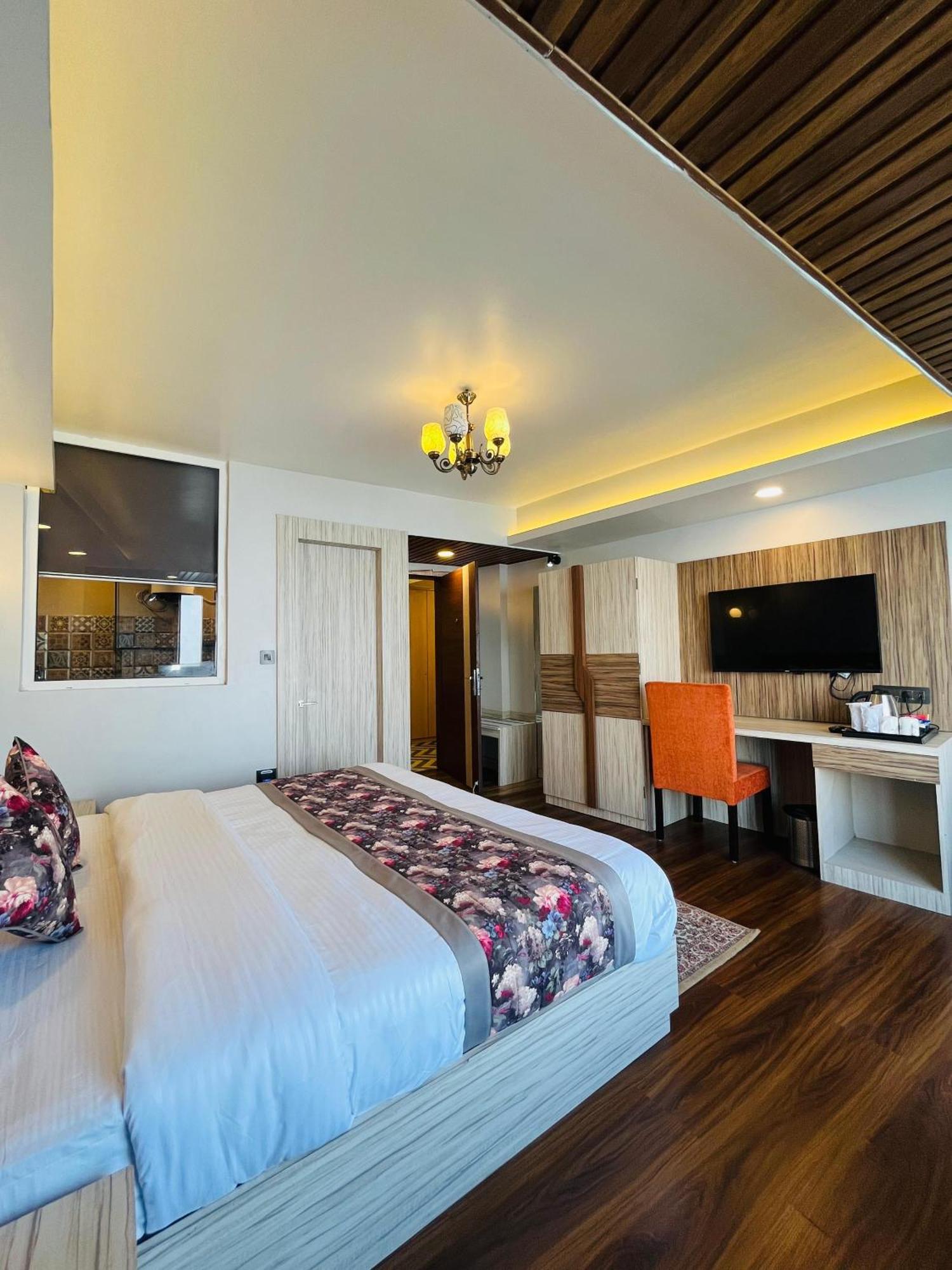 Luxury Stay At Hotel Broadway Boutique Mall Road Chowrasta Near Mahakal Temple ดาร์จีลิง ภายนอก รูปภาพ
