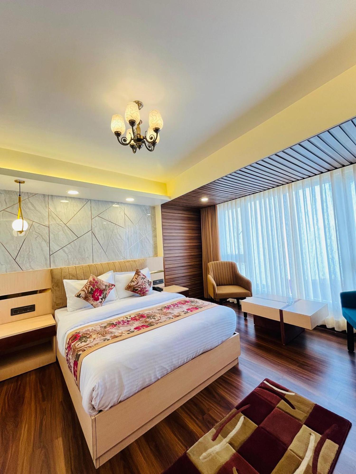 Luxury Stay At Hotel Broadway Boutique Mall Road Chowrasta Near Mahakal Temple ดาร์จีลิง ภายนอก รูปภาพ