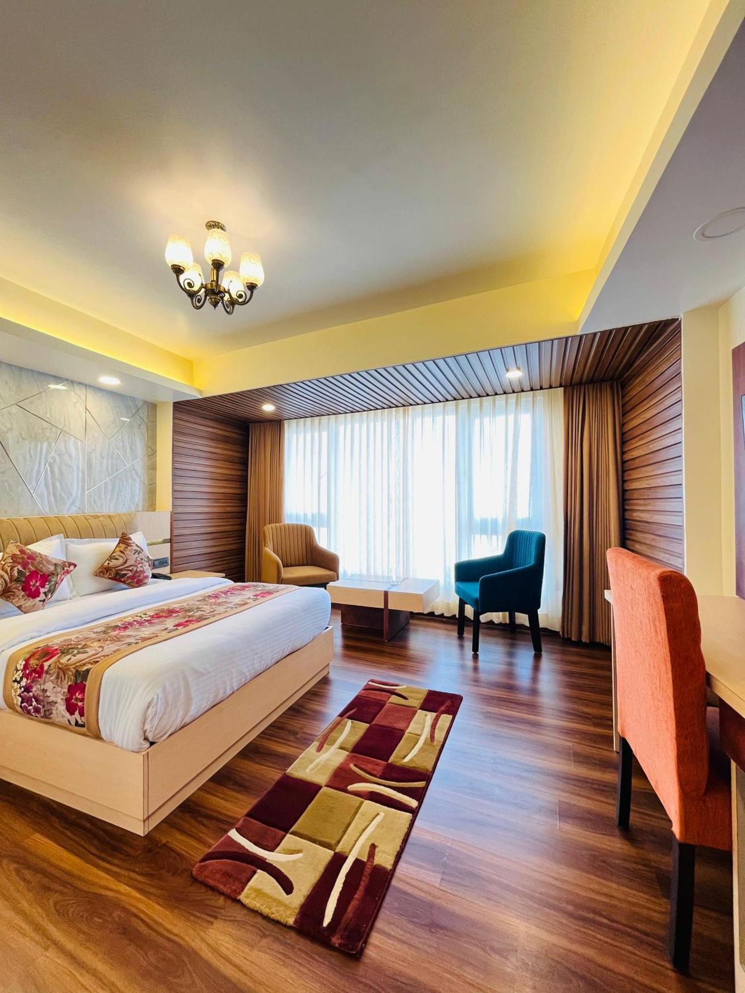 Luxury Stay At Hotel Broadway Boutique Mall Road Chowrasta Near Mahakal Temple ดาร์จีลิง ภายนอก รูปภาพ