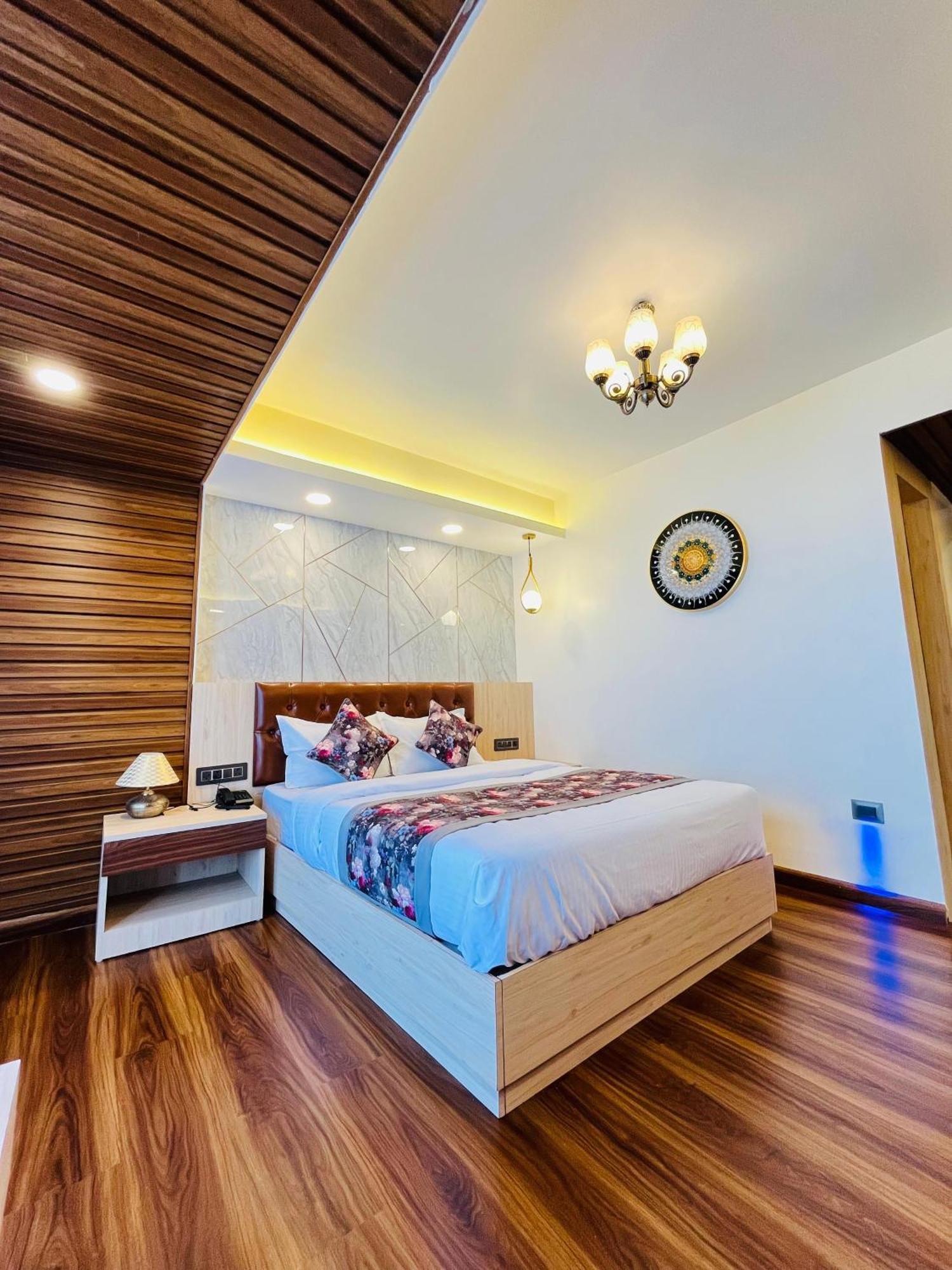 Luxury Stay At Hotel Broadway Boutique Mall Road Chowrasta Near Mahakal Temple ดาร์จีลิง ภายนอก รูปภาพ