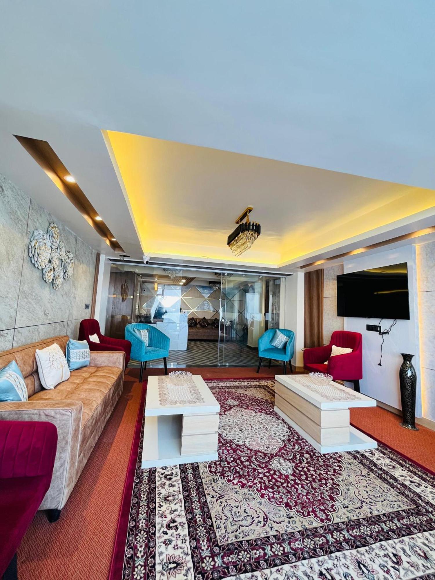 Luxury Stay At Hotel Broadway Boutique Mall Road Chowrasta Near Mahakal Temple ดาร์จีลิง ภายนอก รูปภาพ