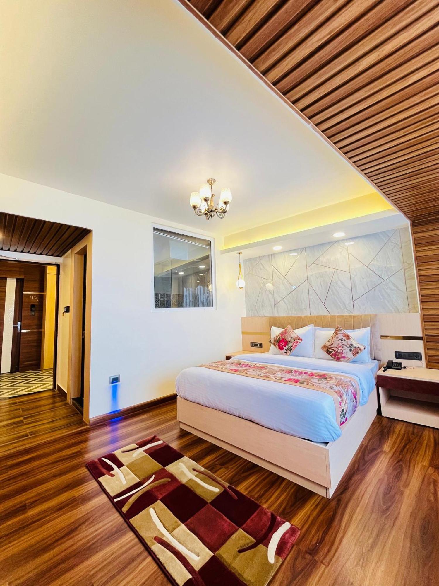 Luxury Stay At Hotel Broadway Boutique Mall Road Chowrasta Near Mahakal Temple ดาร์จีลิง ภายนอก รูปภาพ