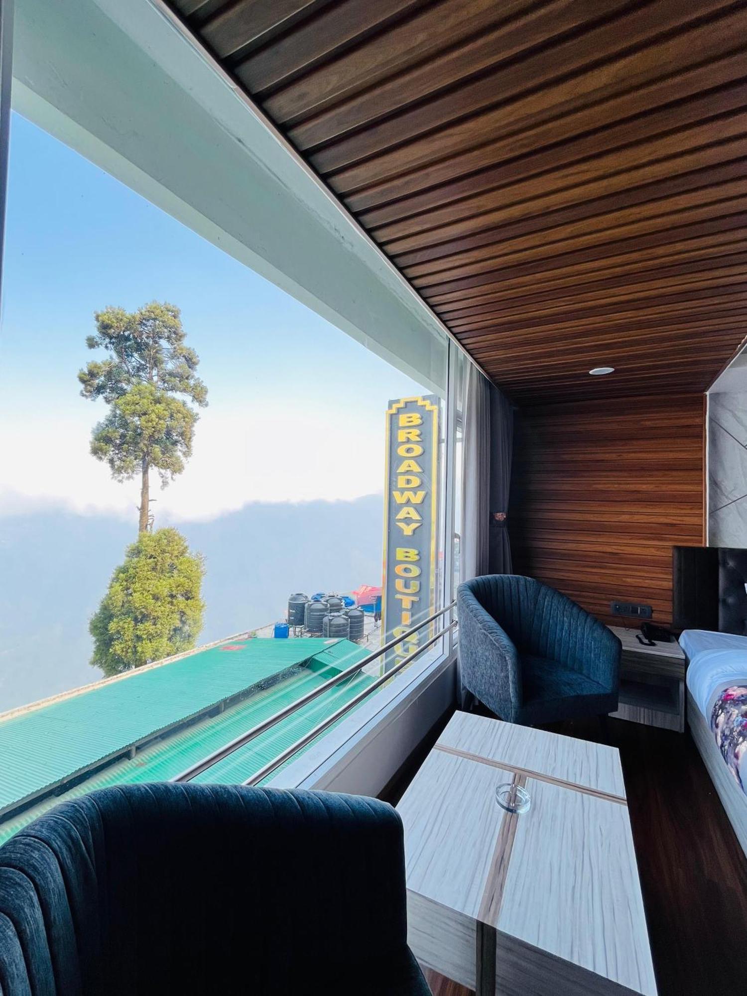 Luxury Stay At Hotel Broadway Boutique Mall Road Chowrasta Near Mahakal Temple ดาร์จีลิง ภายนอก รูปภาพ