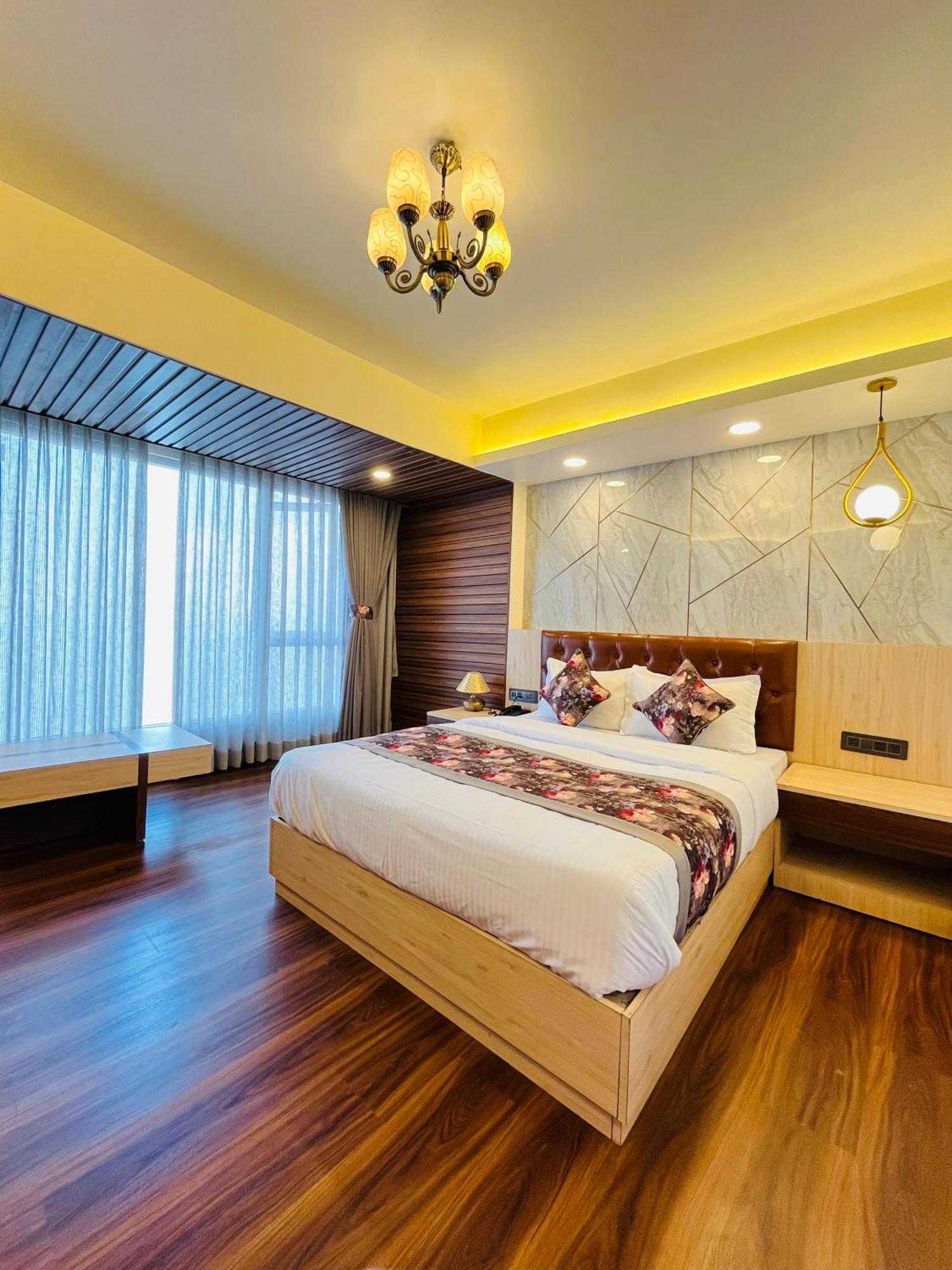 Luxury Stay At Hotel Broadway Boutique Mall Road Chowrasta Near Mahakal Temple ดาร์จีลิง ภายนอก รูปภาพ