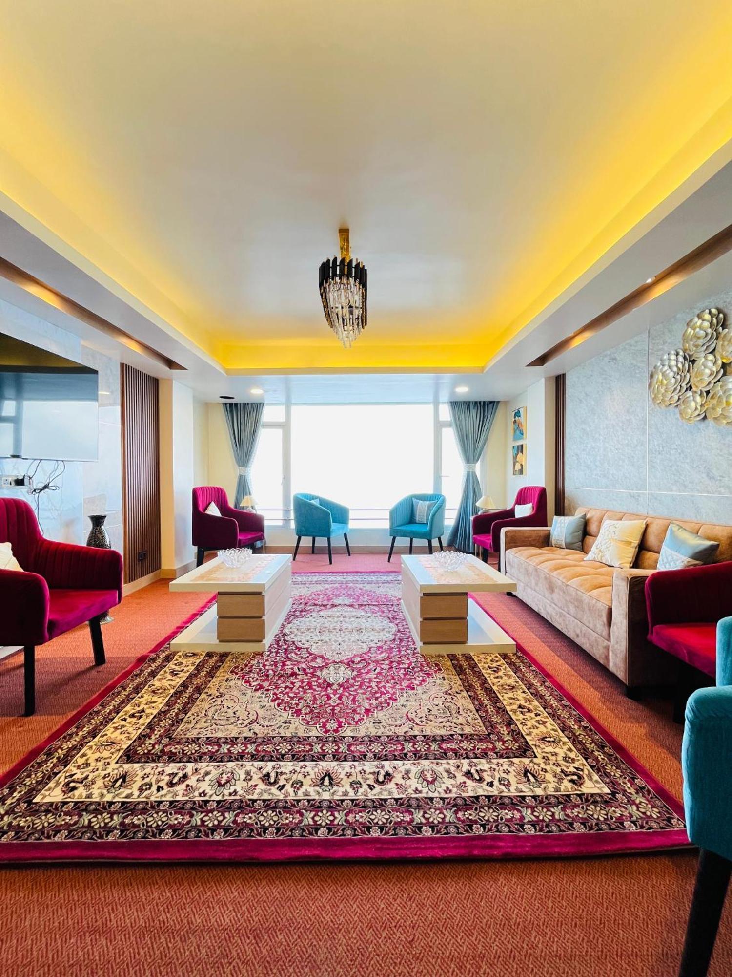 Luxury Stay At Hotel Broadway Boutique Mall Road Chowrasta Near Mahakal Temple ดาร์จีลิง ภายนอก รูปภาพ