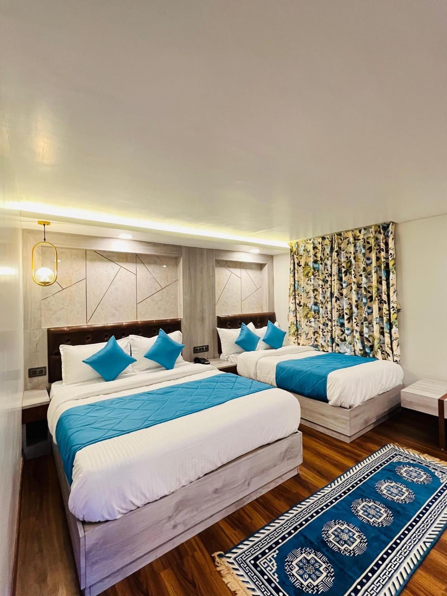 Luxury Stay At Hotel Broadway Boutique Mall Road Chowrasta Near Mahakal Temple ดาร์จีลิง ภายนอก รูปภาพ