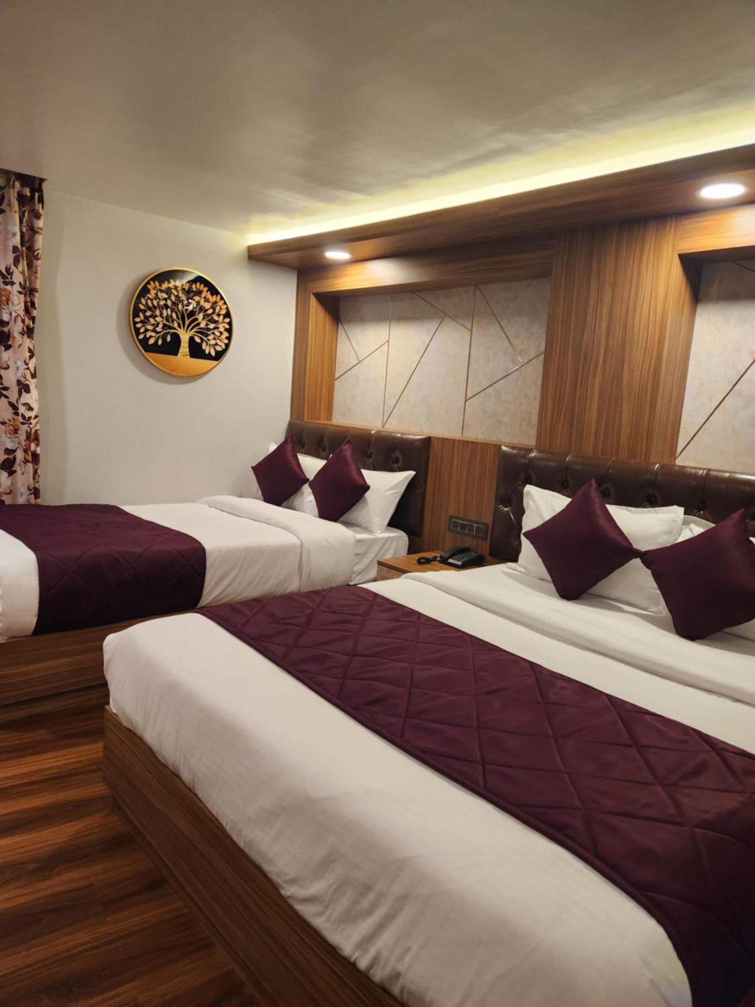 Luxury Stay At Hotel Broadway Boutique Mall Road Chowrasta Near Mahakal Temple ดาร์จีลิง ภายนอก รูปภาพ