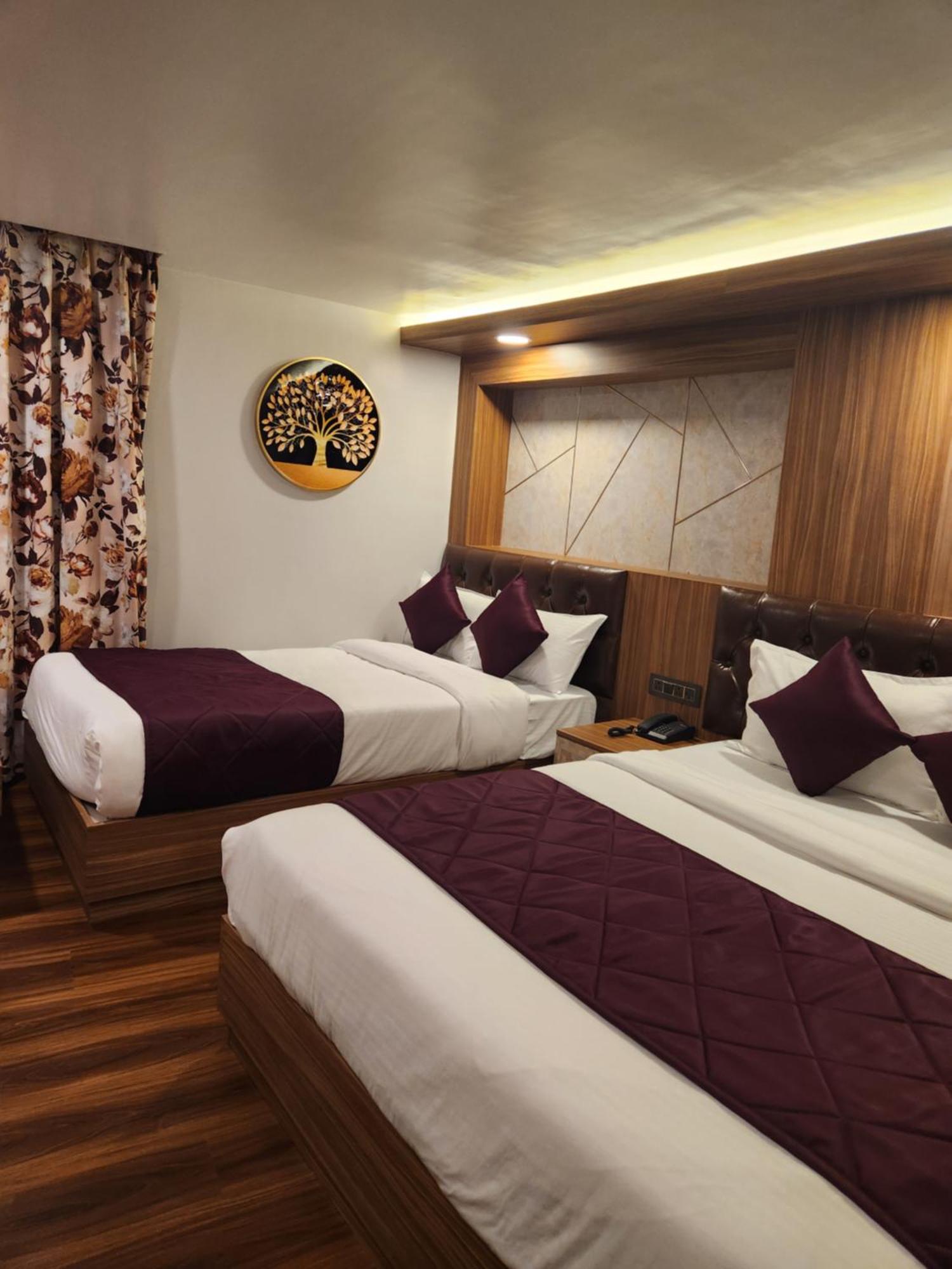 Luxury Stay At Hotel Broadway Boutique Mall Road Chowrasta Near Mahakal Temple ดาร์จีลิง ภายนอก รูปภาพ