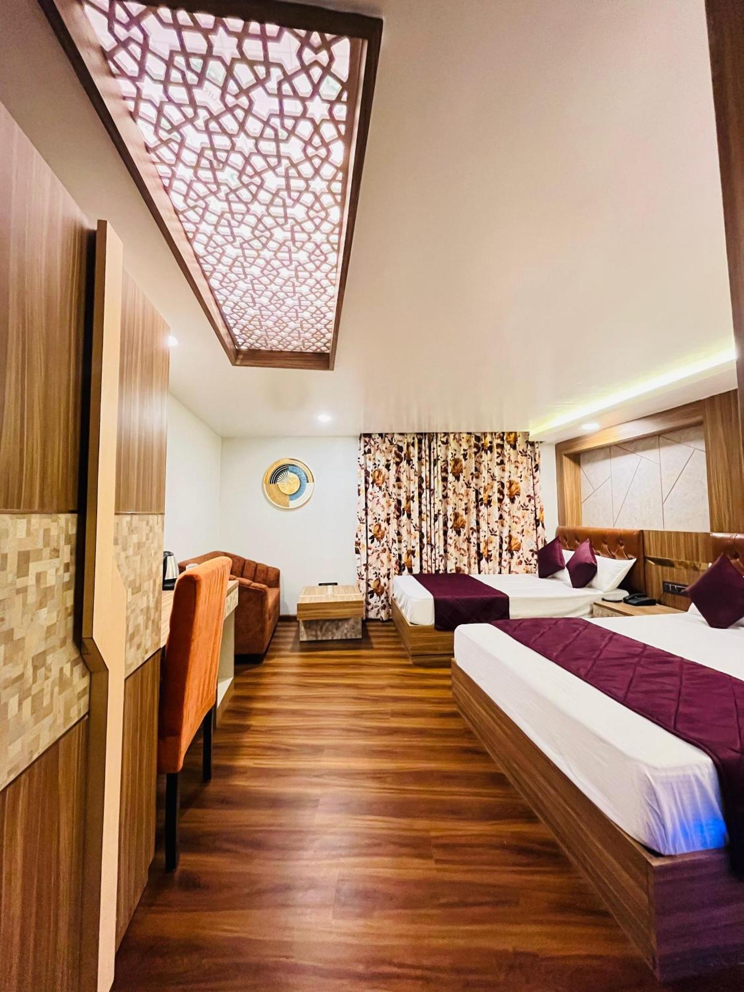 Luxury Stay At Hotel Broadway Boutique Mall Road Chowrasta Near Mahakal Temple ดาร์จีลิง ภายนอก รูปภาพ