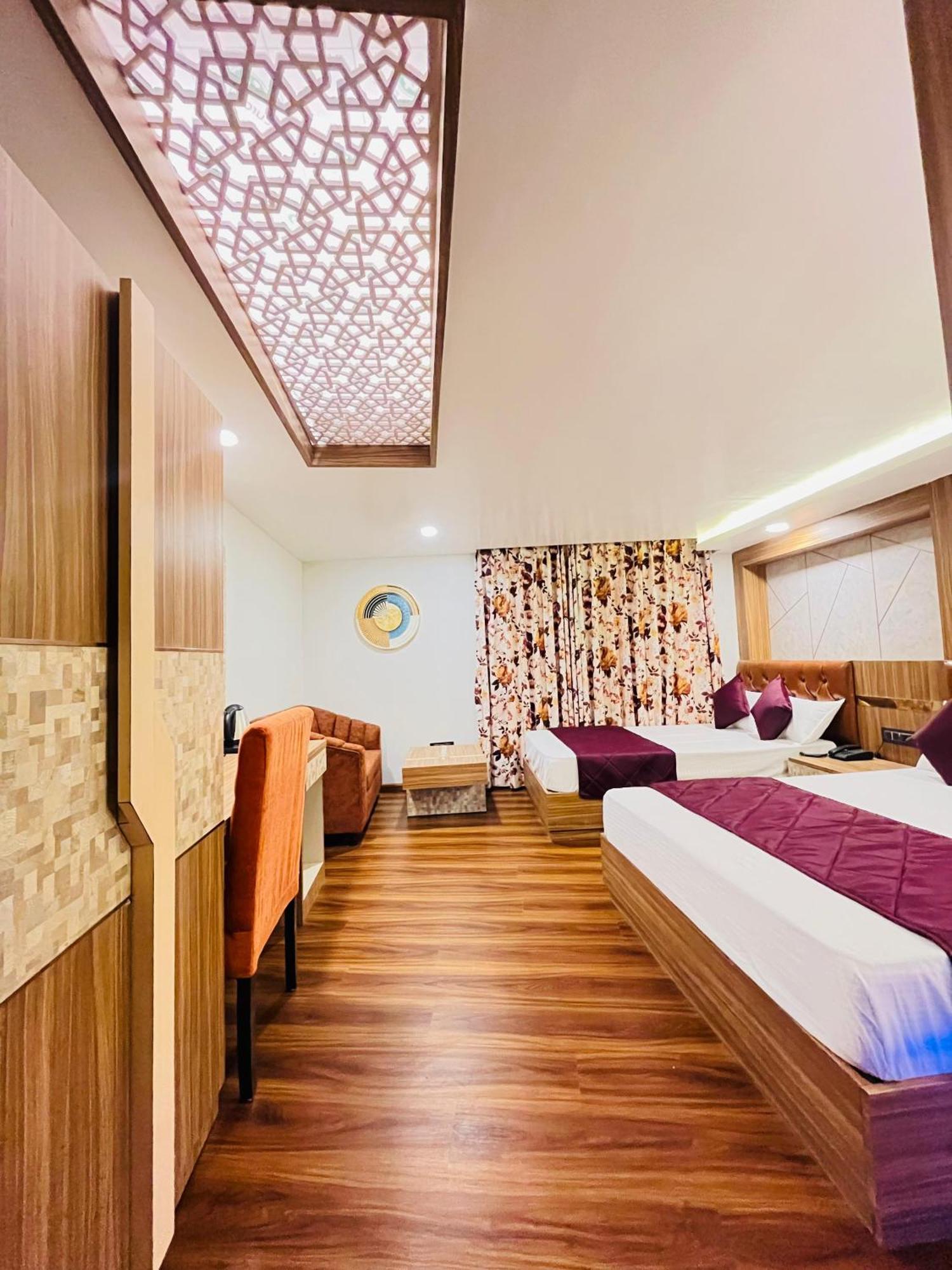 Luxury Stay At Hotel Broadway Boutique Mall Road Chowrasta Near Mahakal Temple ดาร์จีลิง ภายนอก รูปภาพ