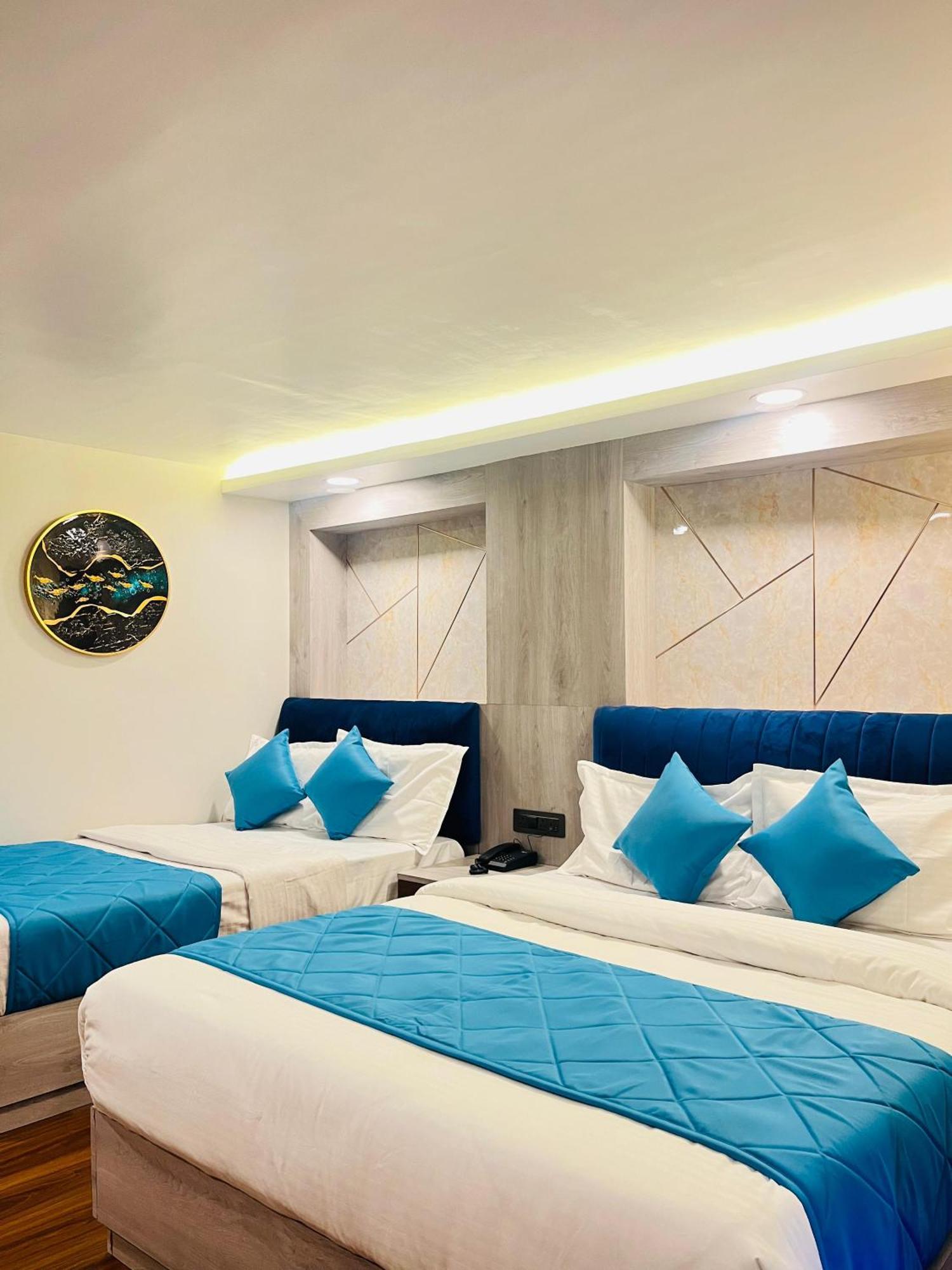 Luxury Stay At Hotel Broadway Boutique Mall Road Chowrasta Near Mahakal Temple ดาร์จีลิง ภายนอก รูปภาพ